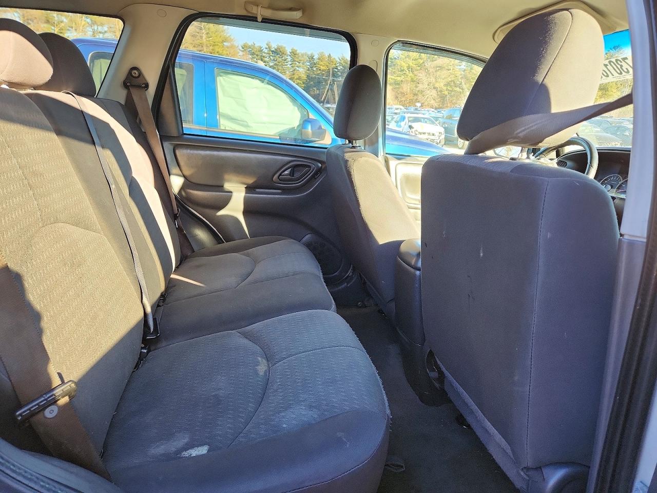 2005 Mazda Tribute I Silver vin: 4F2YZ92Z75KM52936