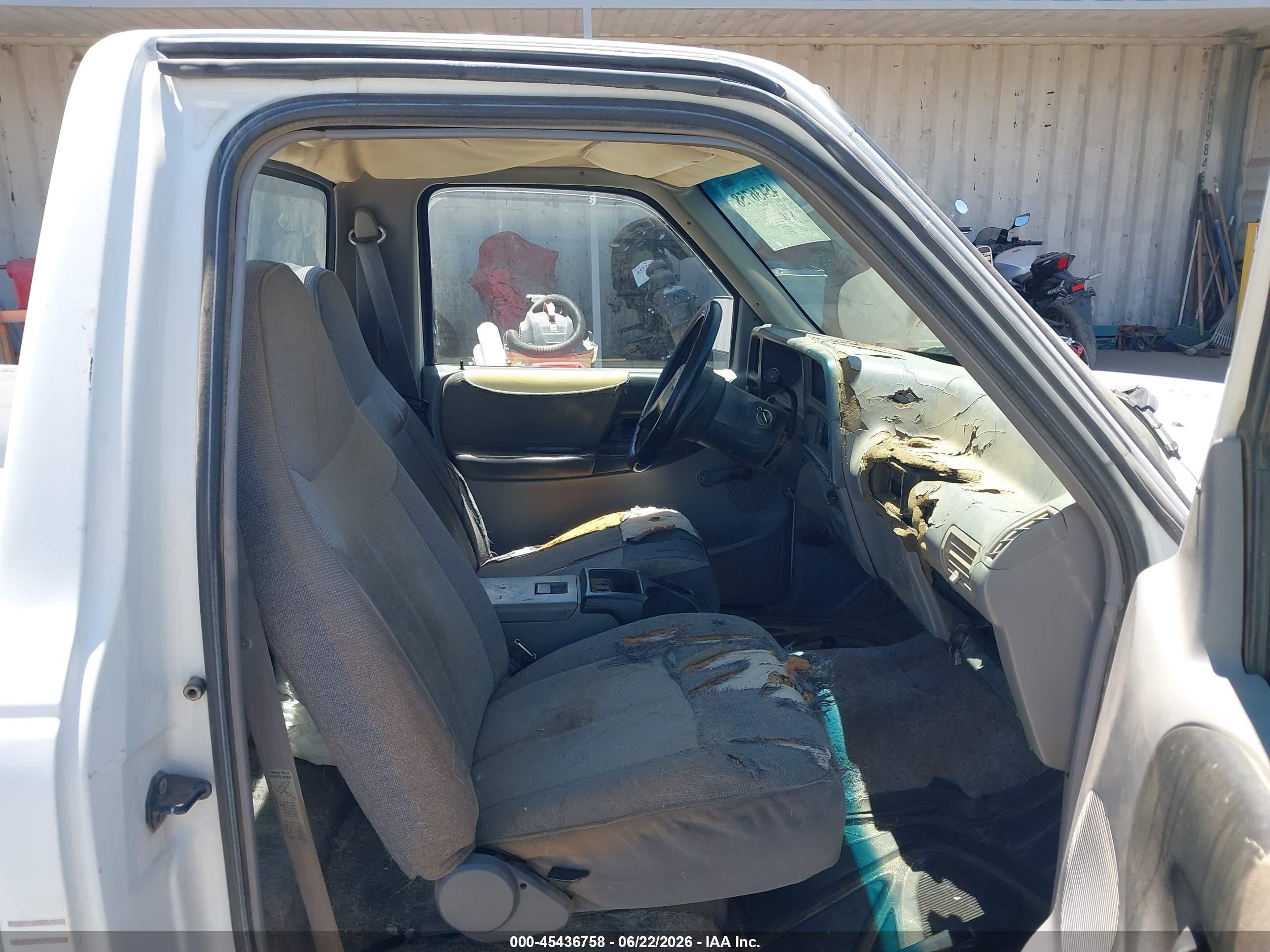 1994 Mazda B3000   White vin: 4F4CR12U7RTM47176