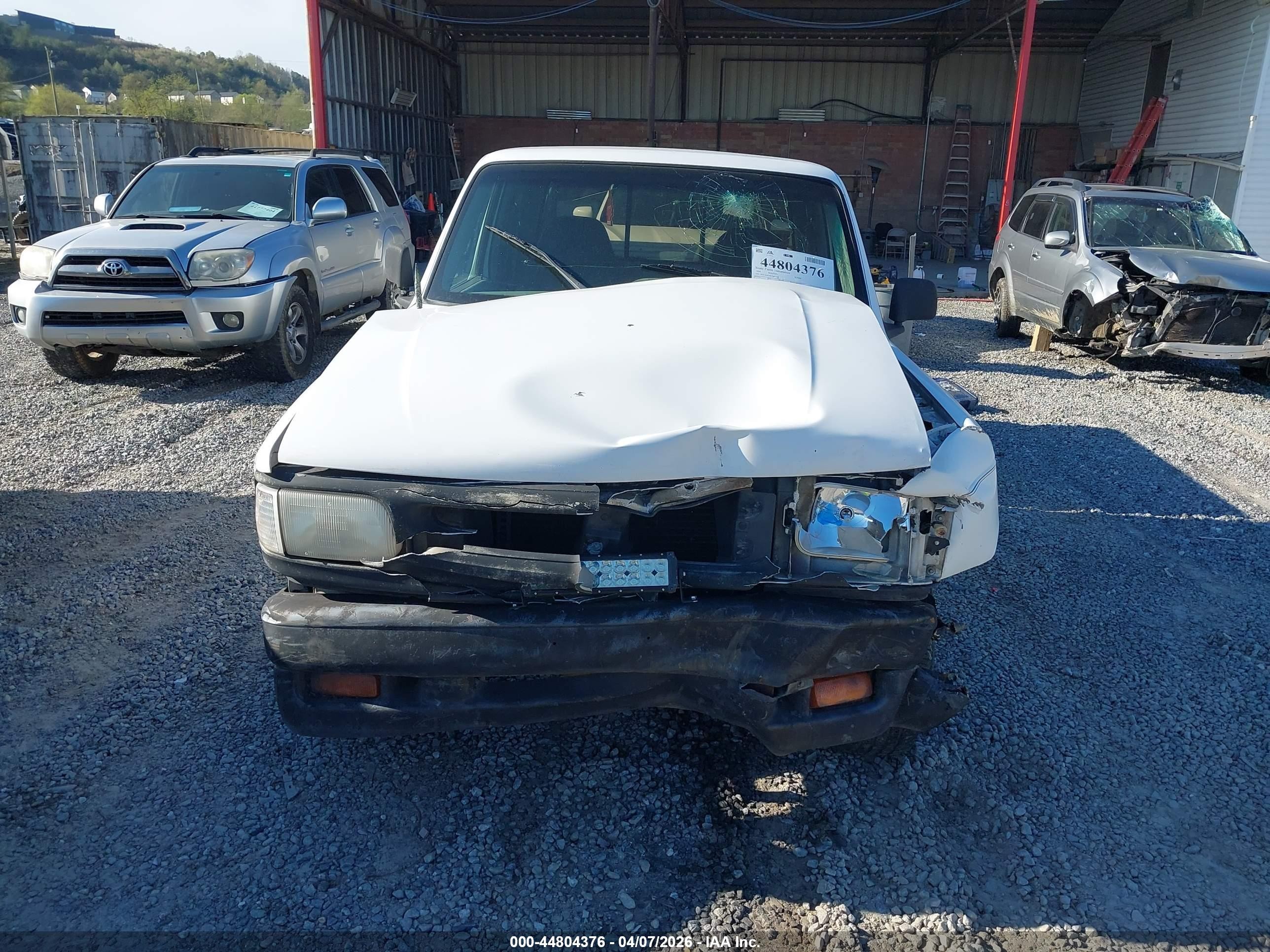 1994 Mazda B3000 Cab Plus Белый vin: 4F4CR16U6RTM92023