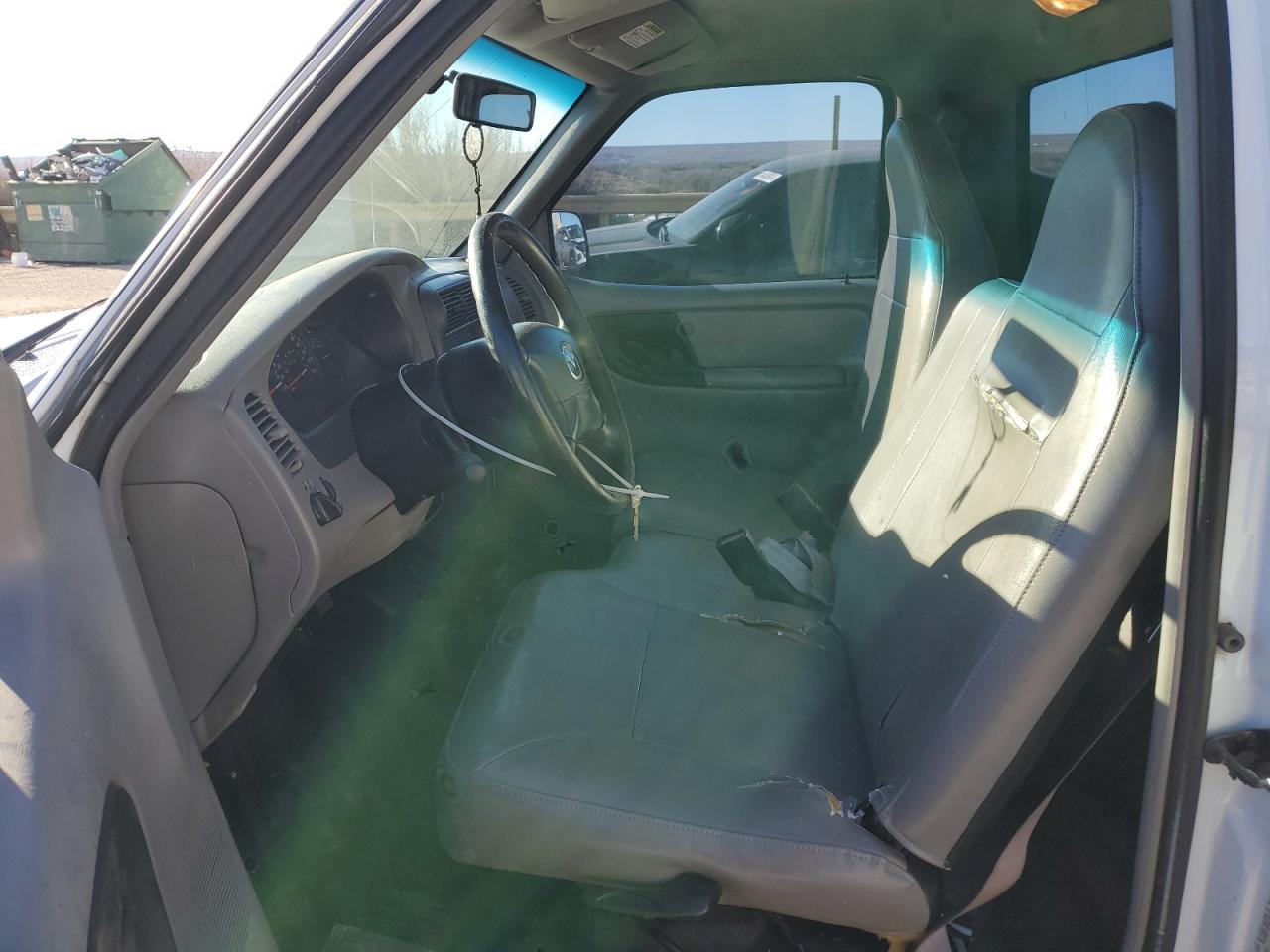 2001 Mazda B2500  Белый vin: 4F4YR12C21TM09582