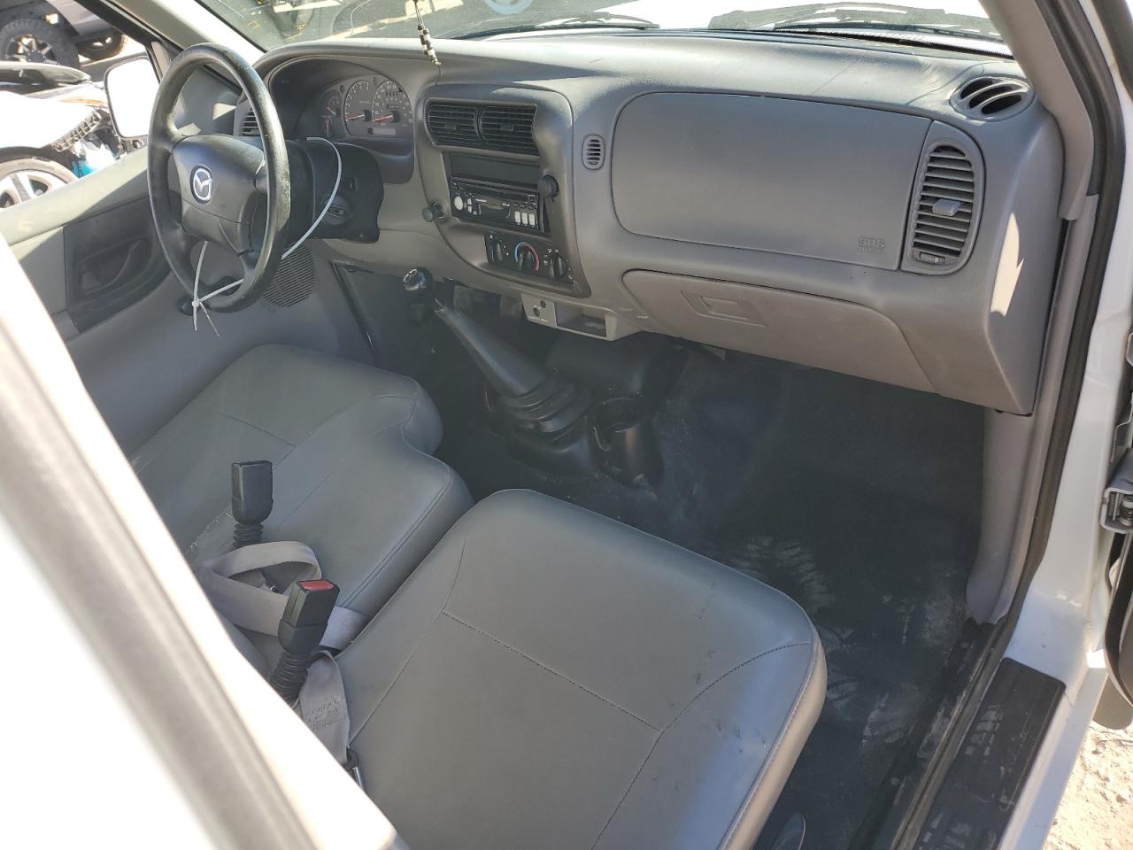 2001 Mazda B2500  Белый vin: 4F4YR12C21TM09582