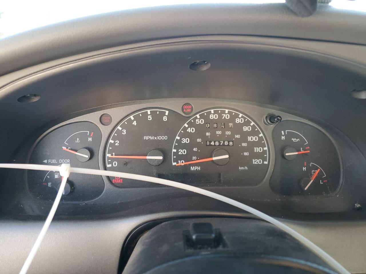 2001 Mazda B2500  Белый vin: 4F4YR12C21TM09582
