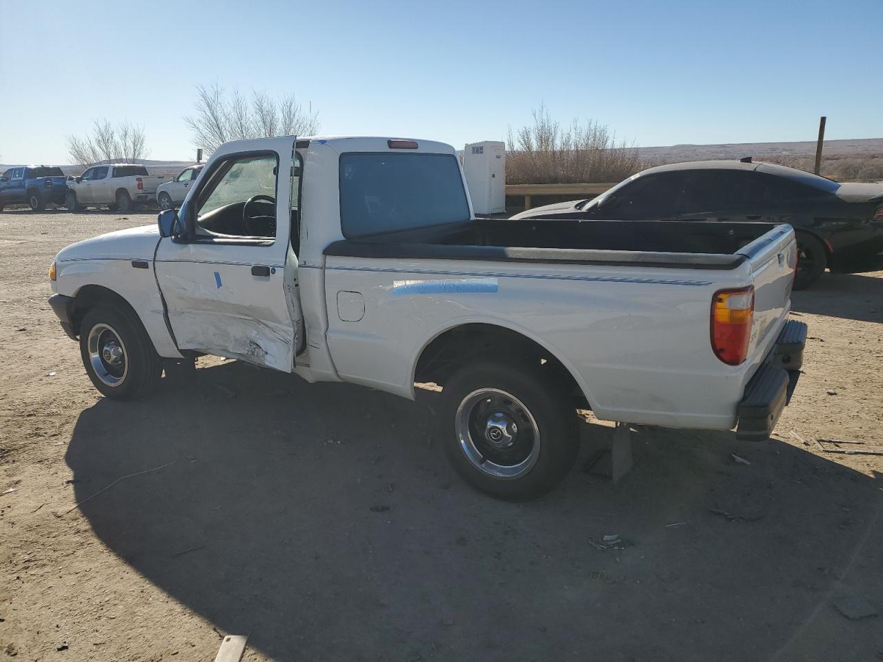2001 Mazda B2500  Белый vin: 4F4YR12C21TM09582