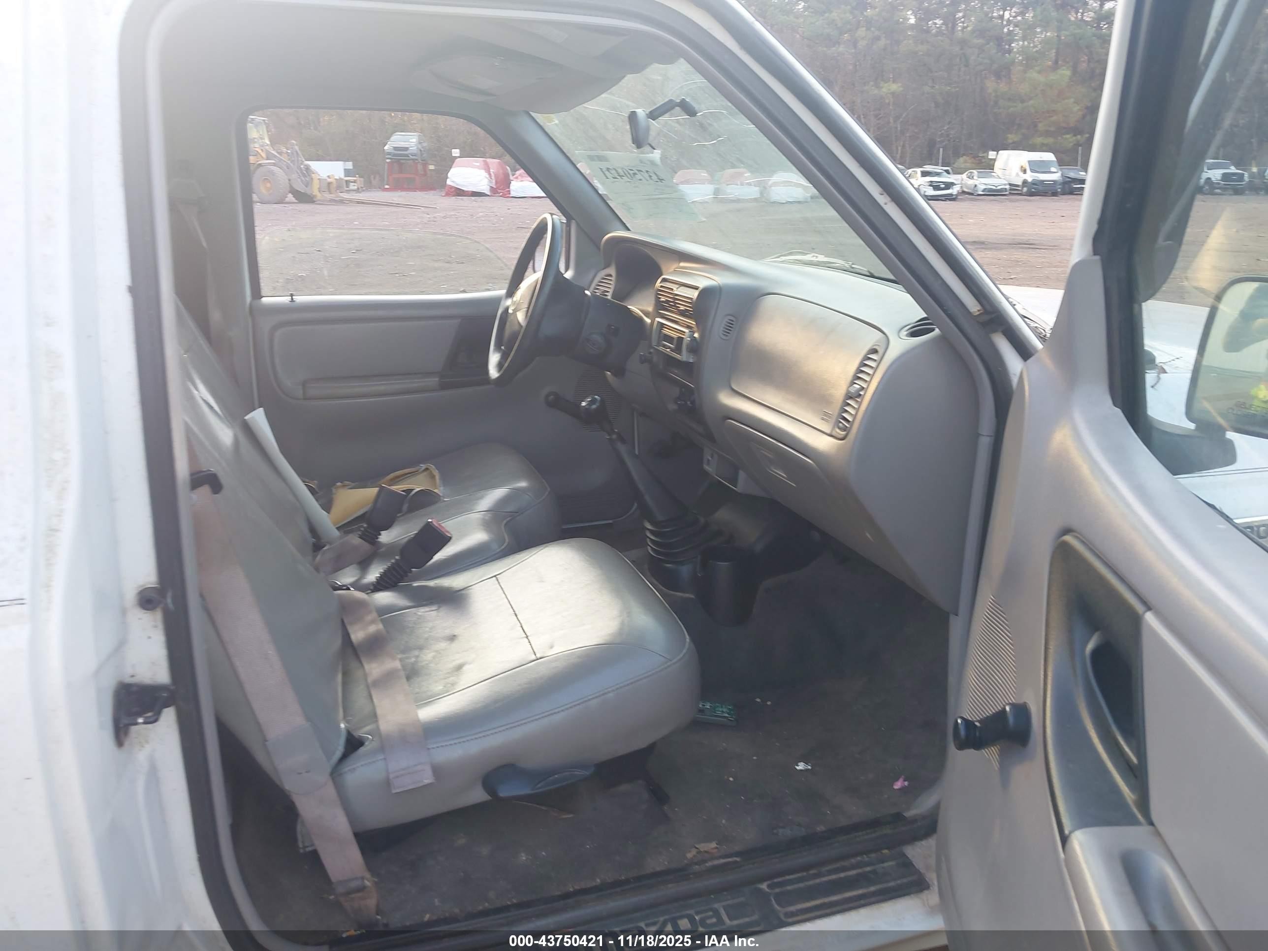 2001 Mazda B2300 Se/sx White vin: 4F4YR12D51TM21170