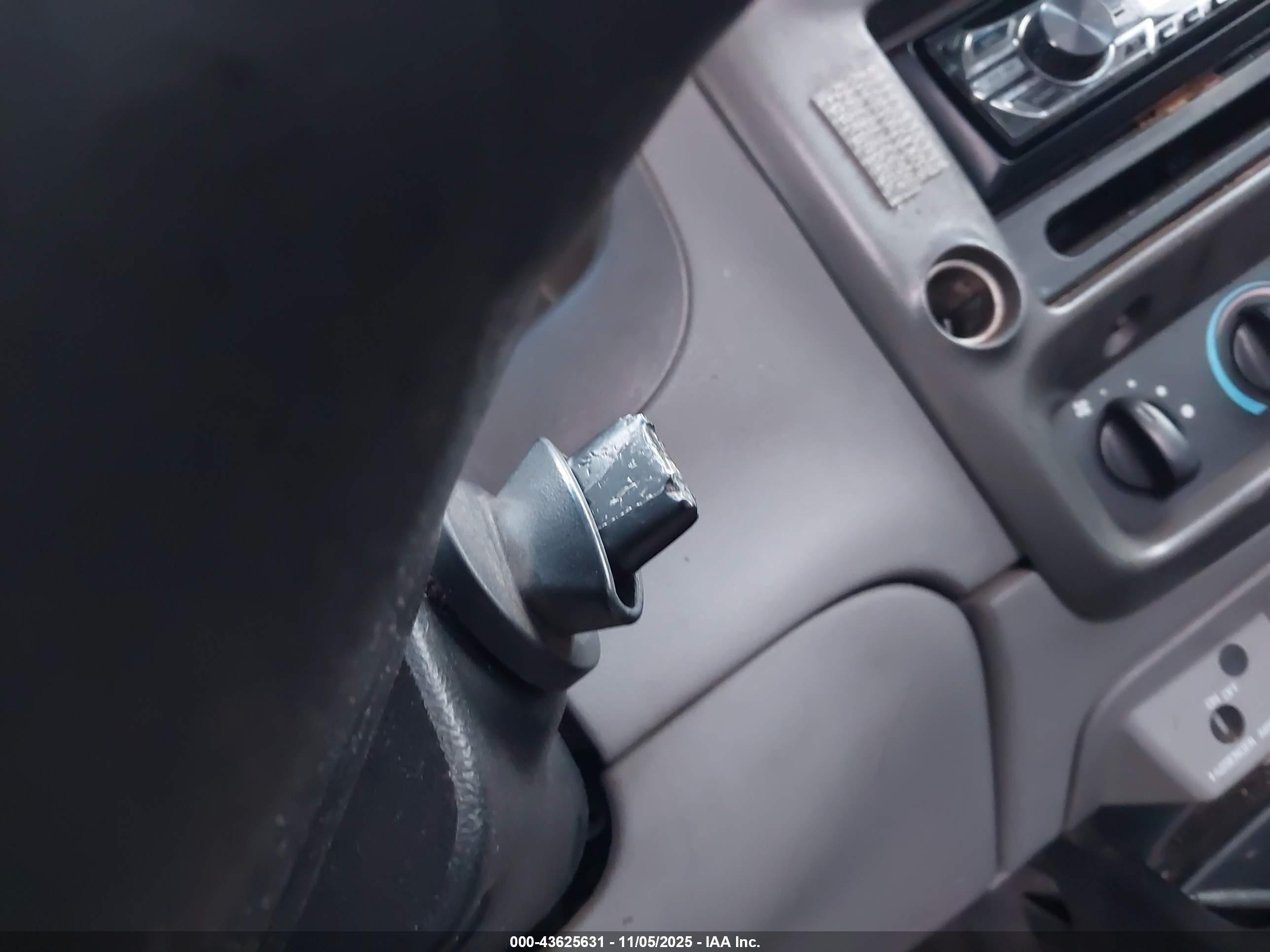 2001 Mazda B2300 Se/sx White vin: 4F4YR12D51TM24005