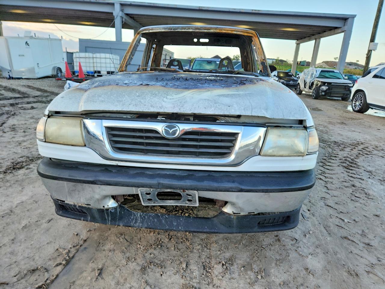 1999 Mazda B2500 Cab Plus White vin: 4F4YR16C6XTM37033