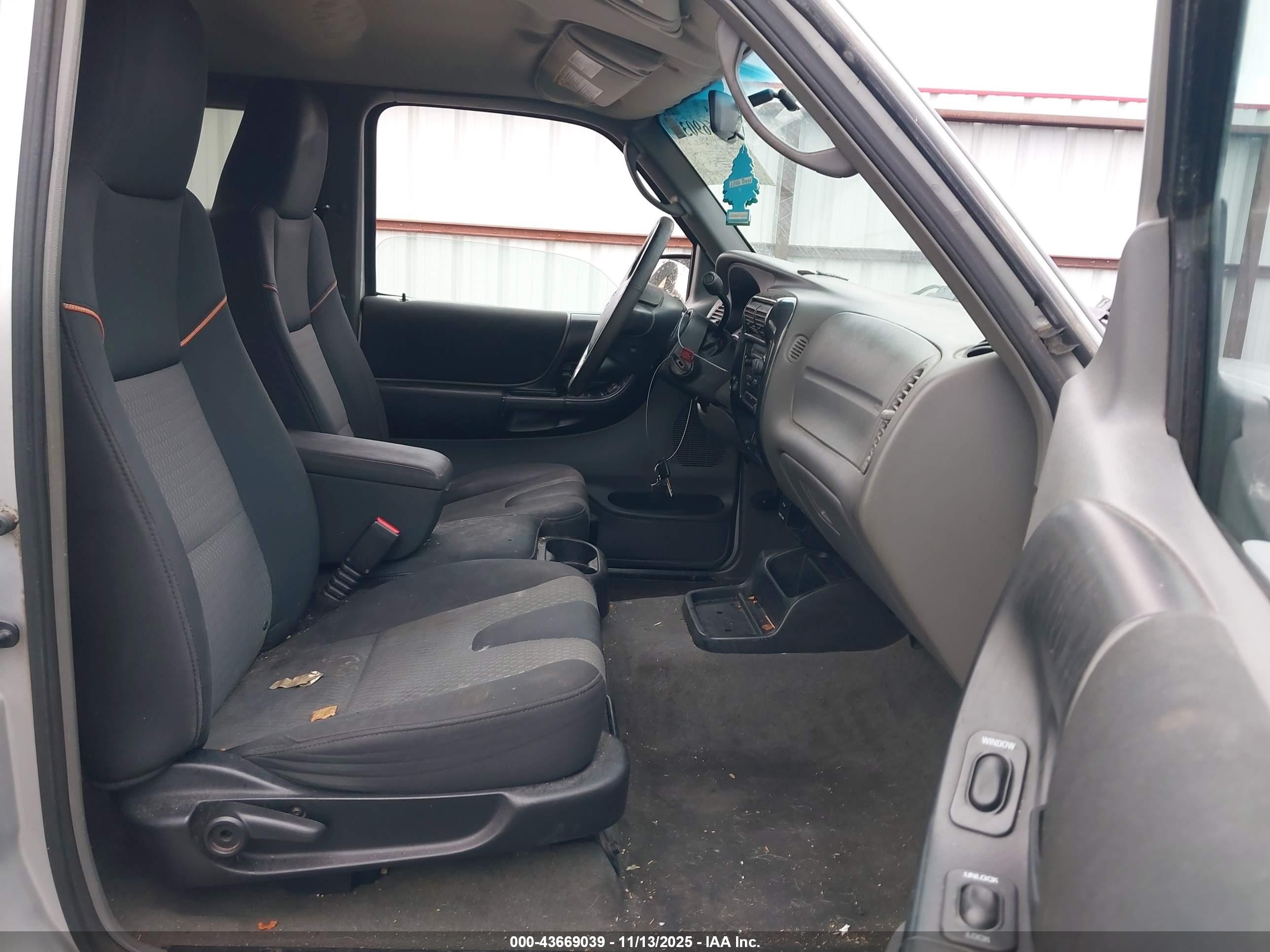 2004 Mazda B3000 Ds Серебряный vin: 4F4YR16U54TM05680