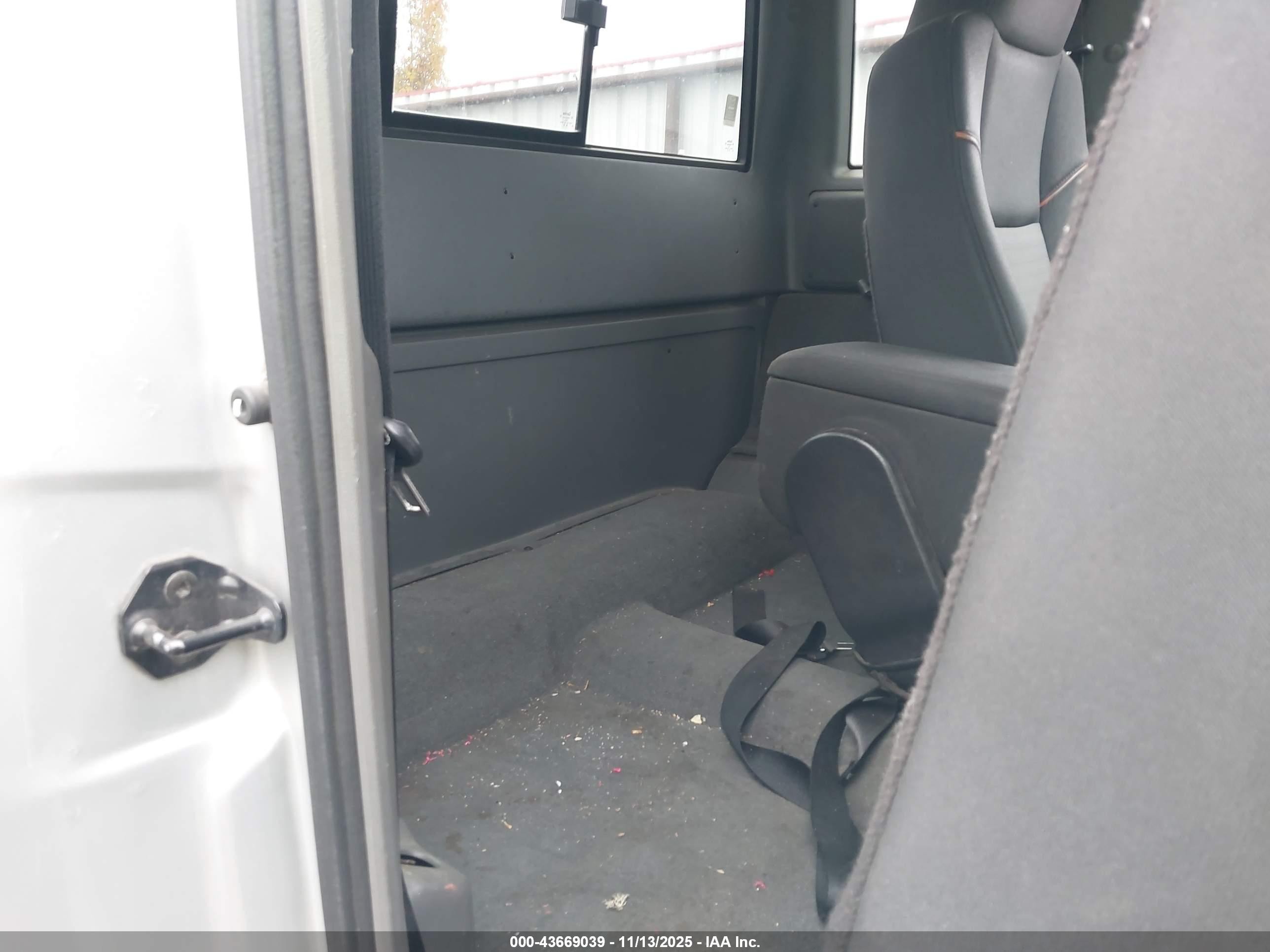 2004 Mazda B3000 Ds Серебряный vin: 4F4YR16U54TM05680