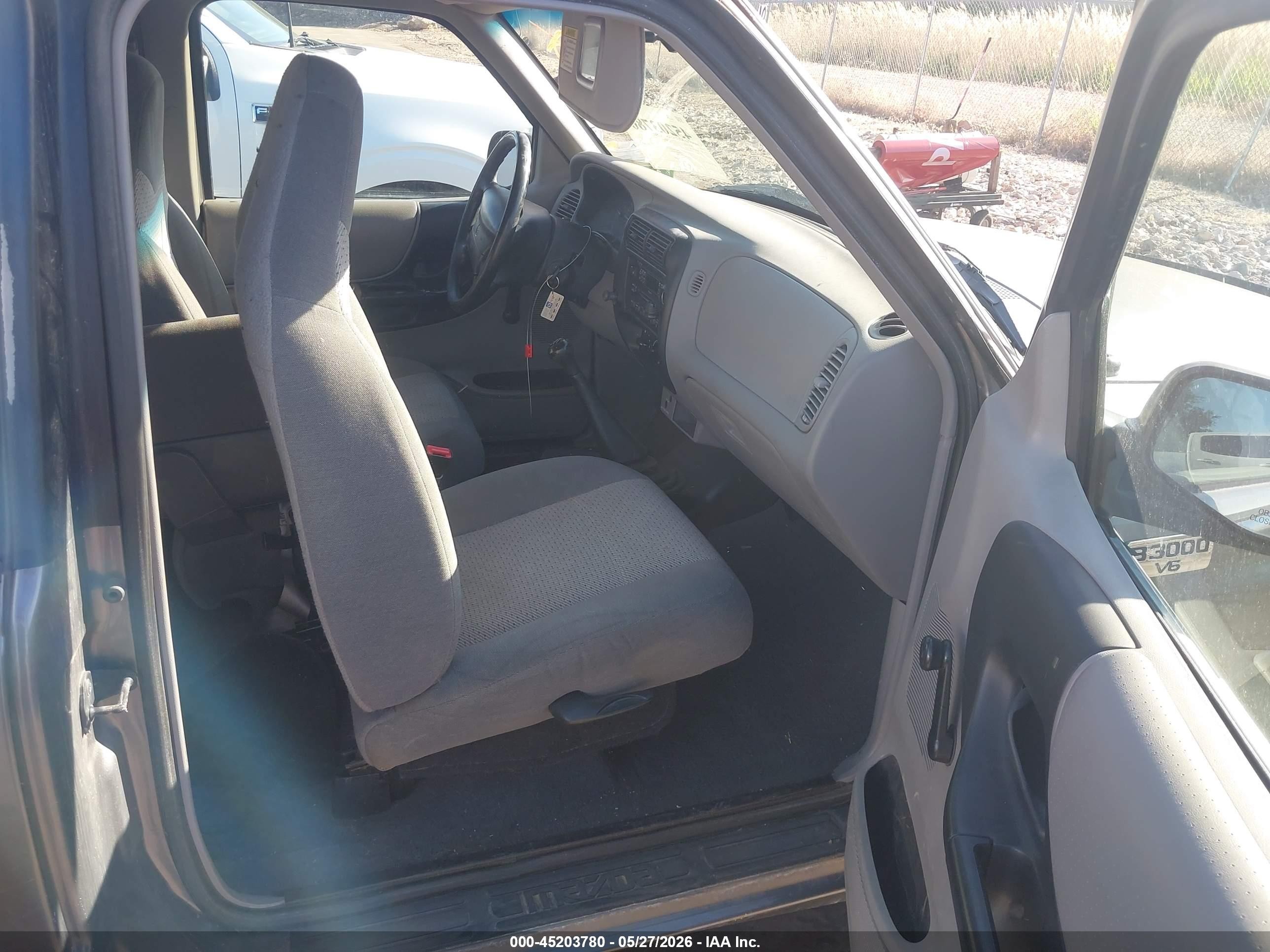 2000 Mazda B3000 Se/tl Silver vin: 4F4YR16V9YTM15725