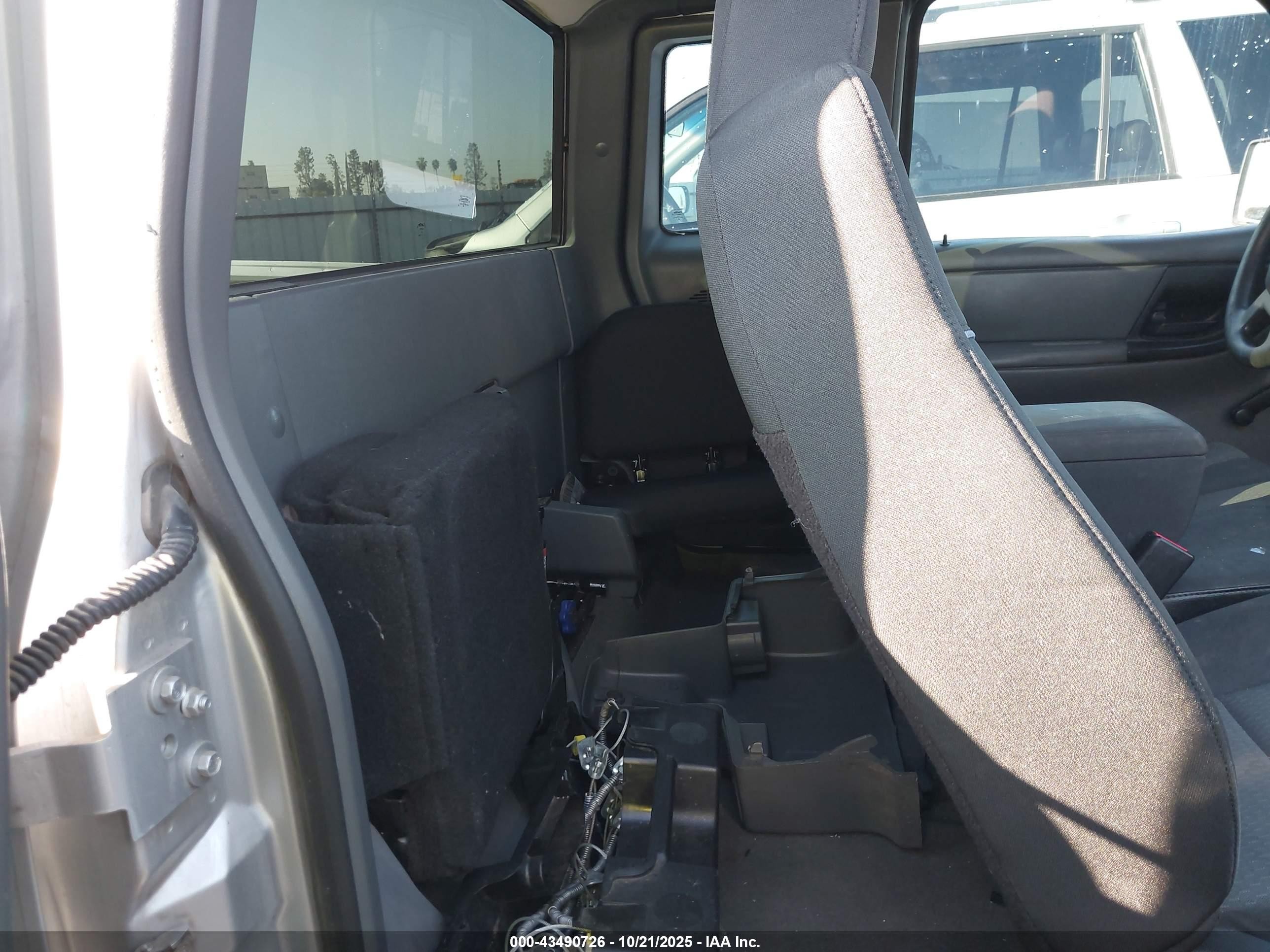 2006 Mazda B3000   Silver vin: 4F4YR46U26PM01146
