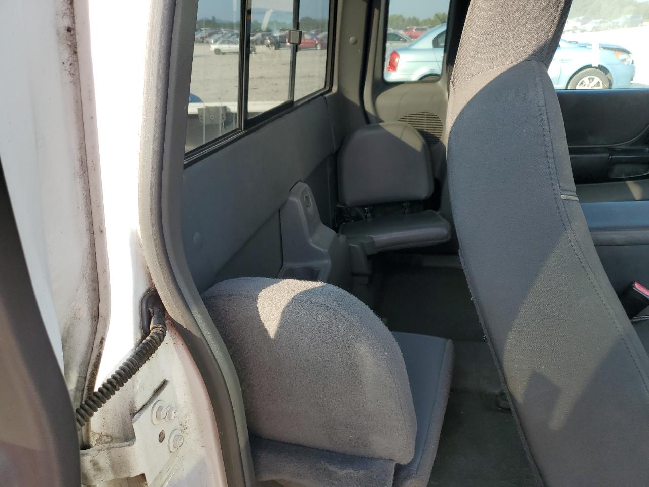 2004 Mazda B3000 Cab Plus Белый vin: 4F4YR46U64TM04023