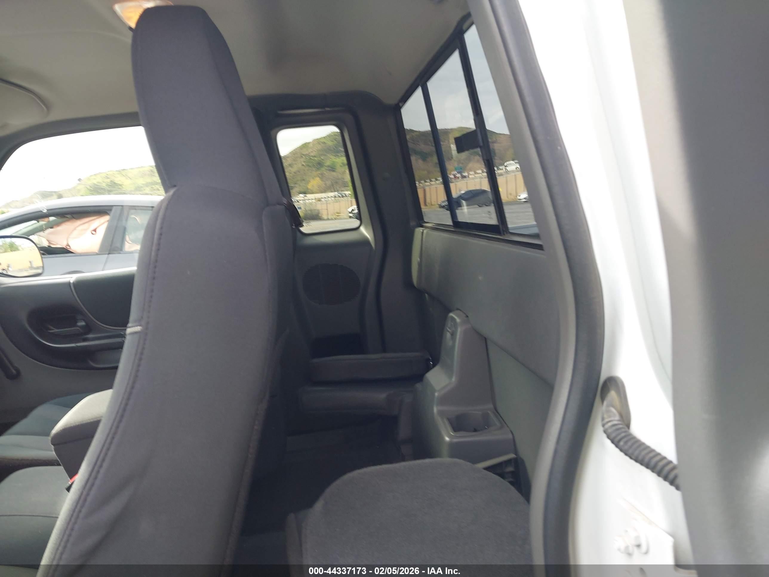 2004 Mazda B3000 Se White vin: 4F4YR46U74TM05634