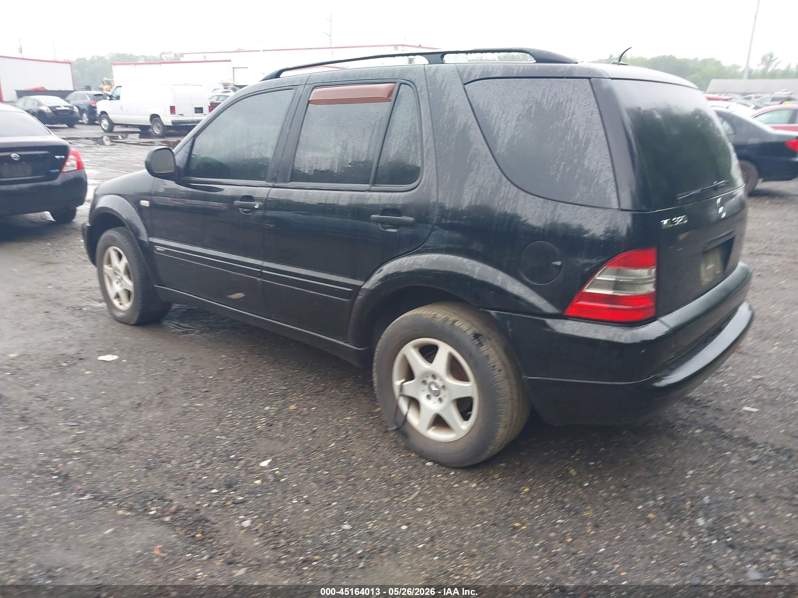2001 Mercedes-benz Ml 320   Black vin: 4JGAB54E01A251139