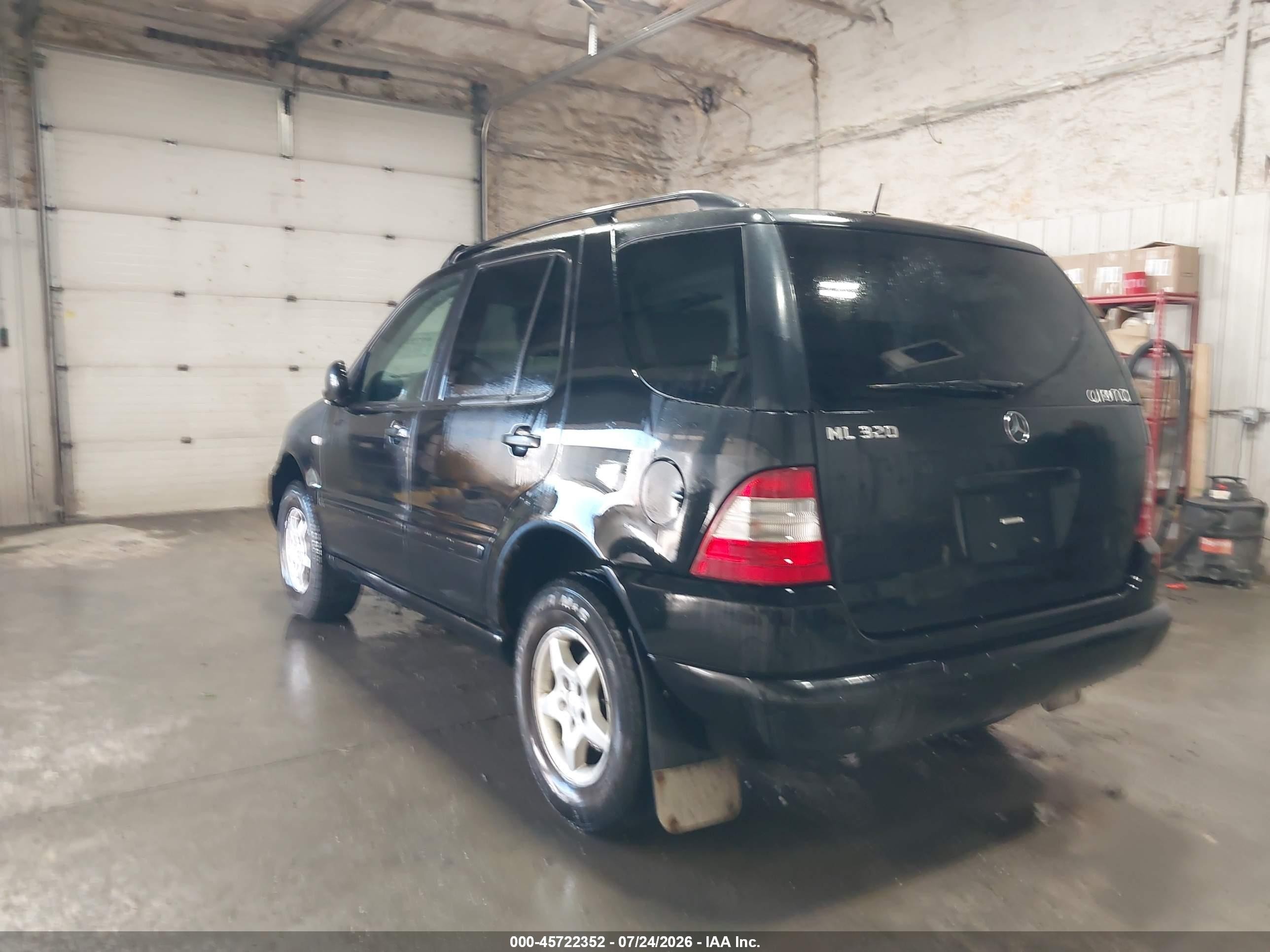 2001 Mercedes-benz Ml 320   Black vin: 4JGAB54E01A261430