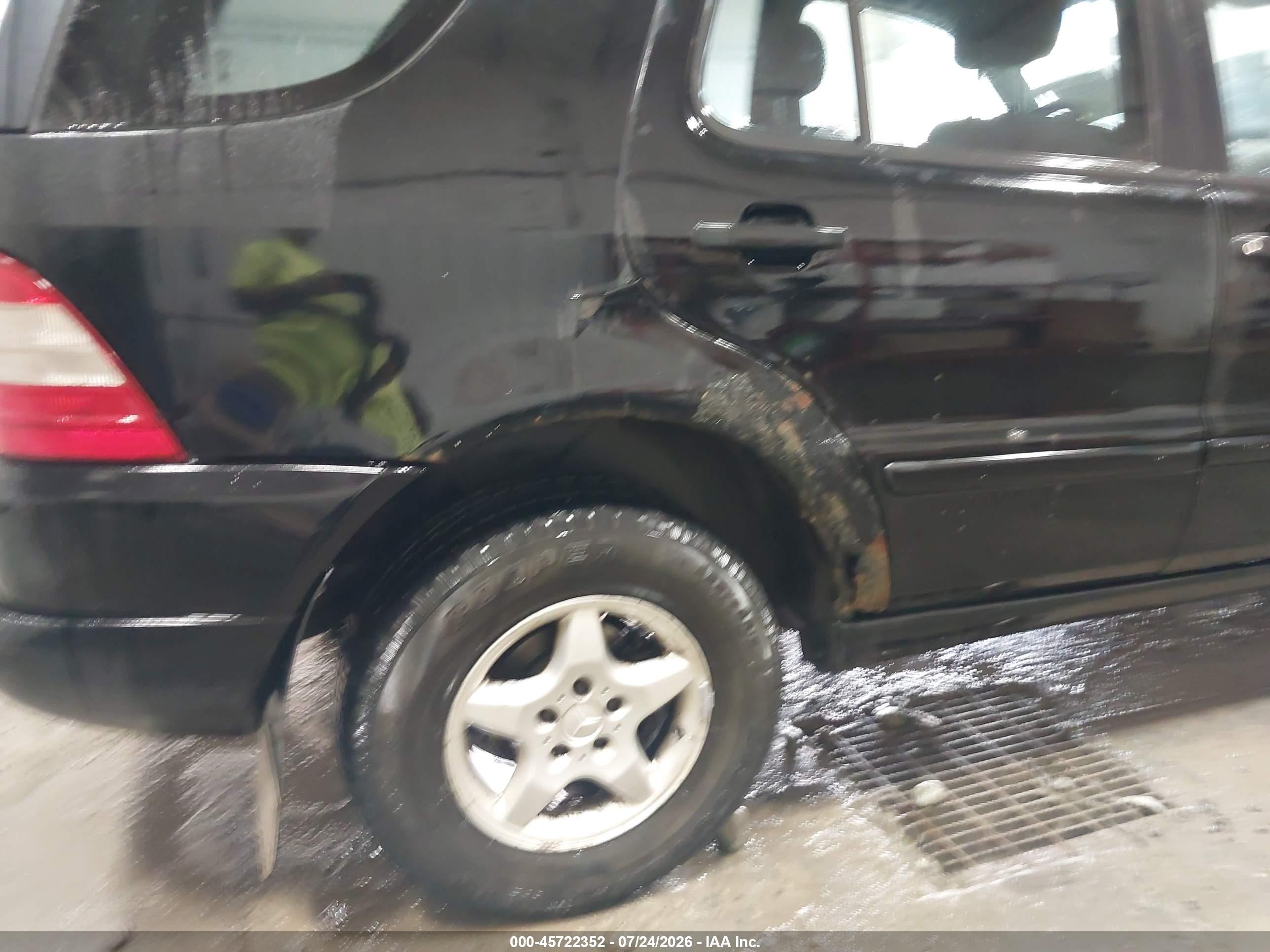 2001 Mercedes-benz Ml 320   Black vin: 4JGAB54E01A261430