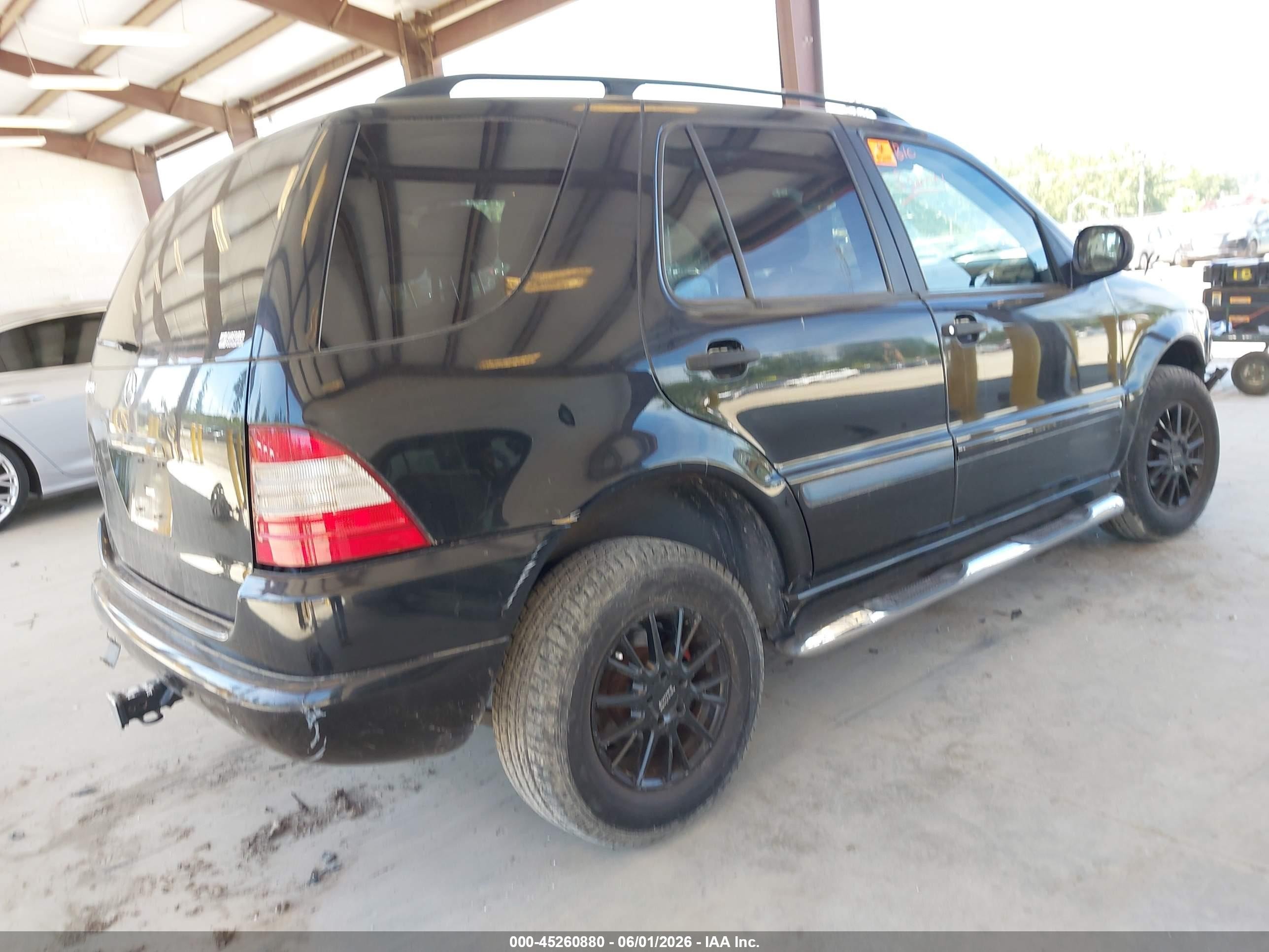 2000 Mercedes-benz Ml 320   Black vin: 4JGAB54E0YA163671