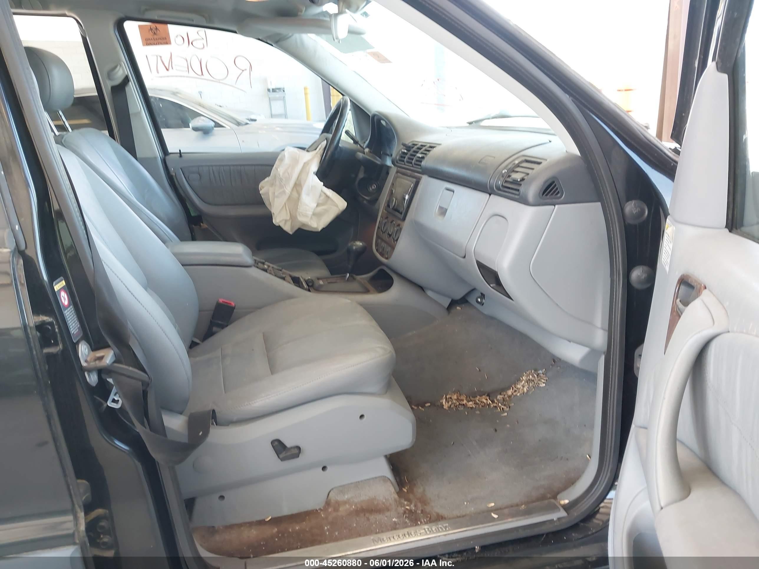 2000 Mercedes-benz Ml 320   Black vin: 4JGAB54E0YA163671