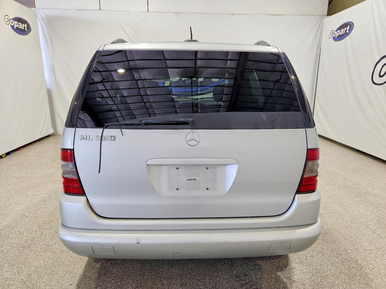 2000 Mercedes-benz Ml 320 Silver vin: 4JGAB54E1YA188305