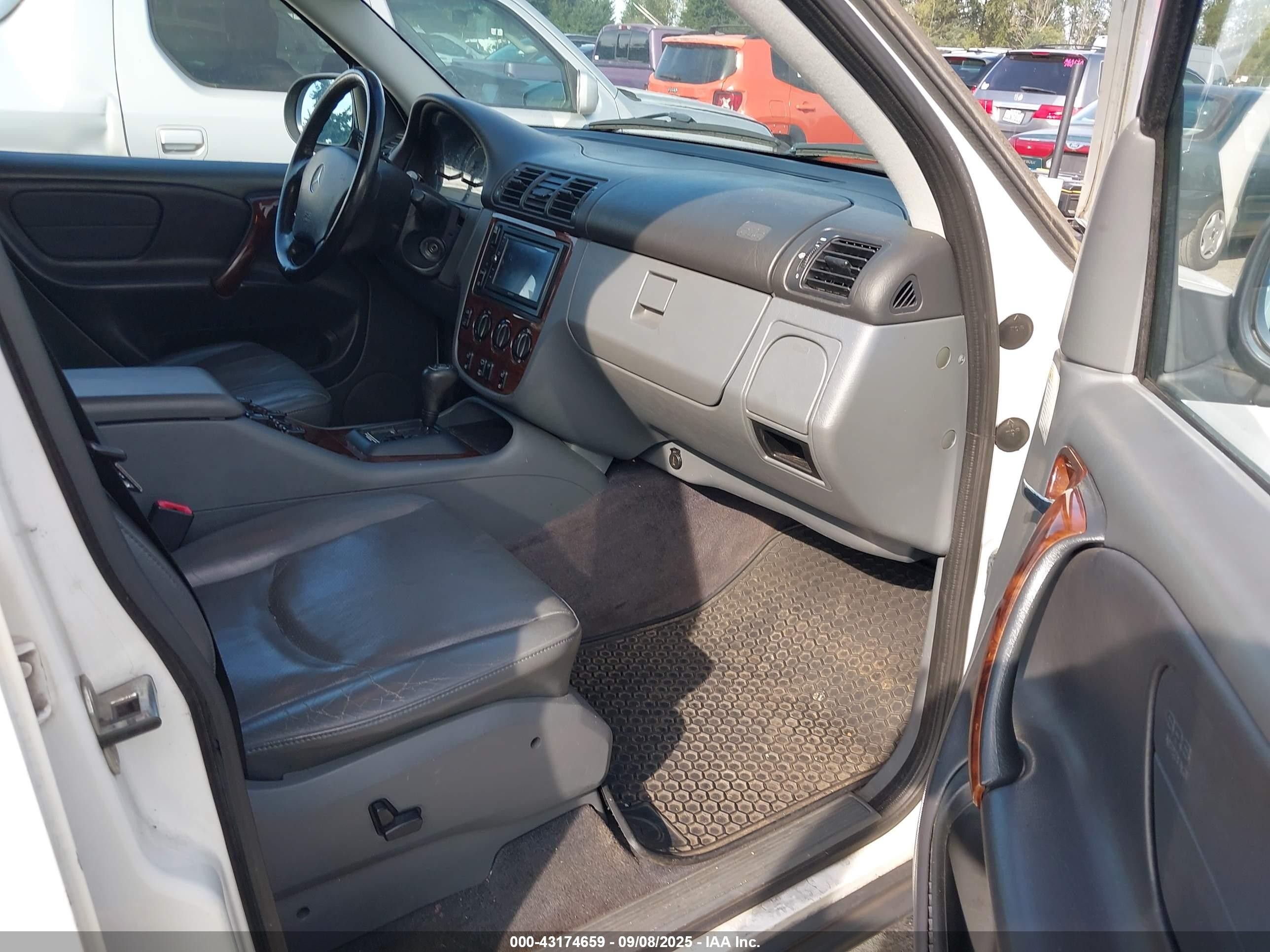 1999 Mercedes-benz Ml 320   White vin: 4JGAB54E2XA133554