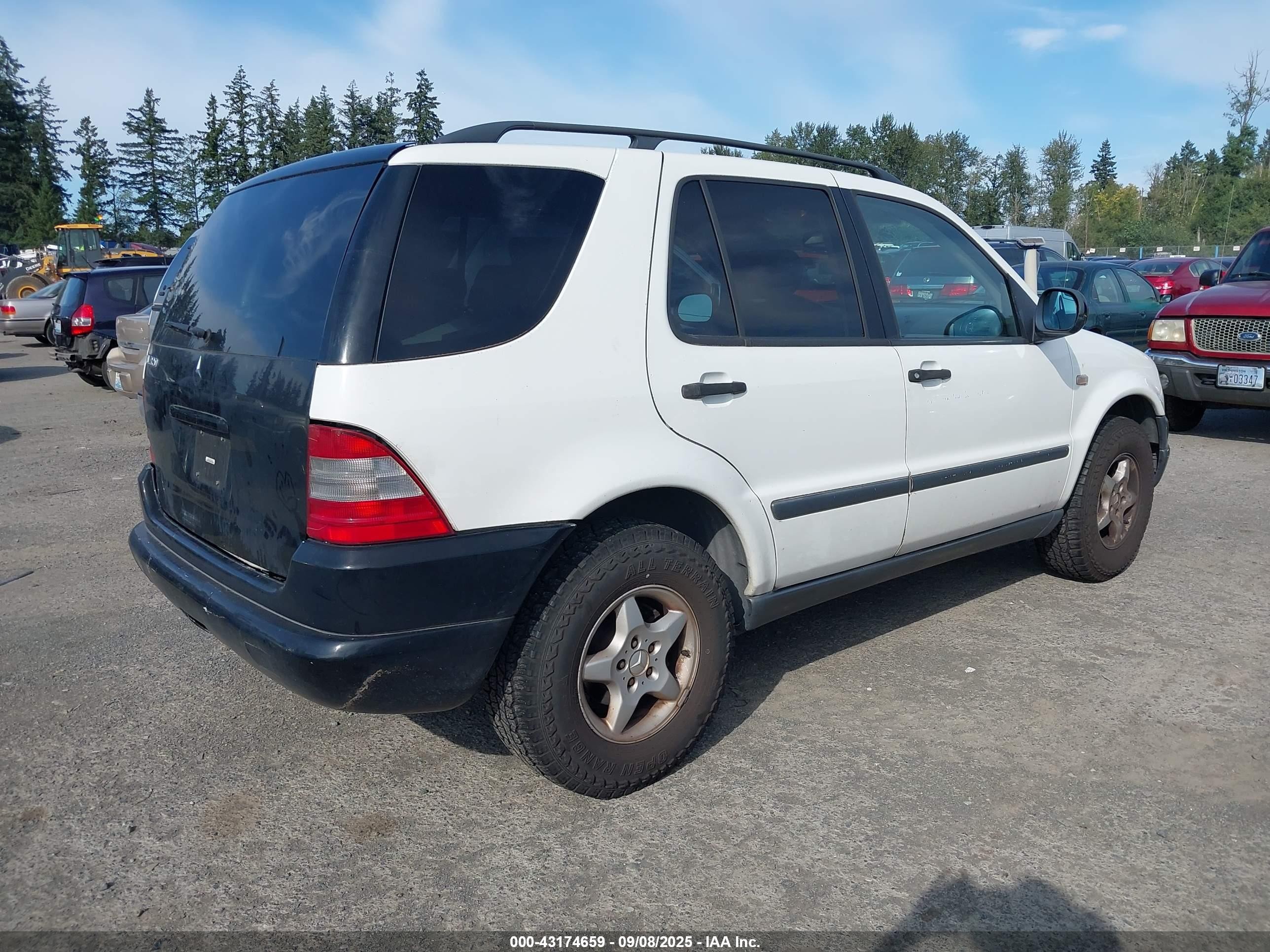 1999 Mercedes-benz Ml 320   White vin: 4JGAB54E2XA133554