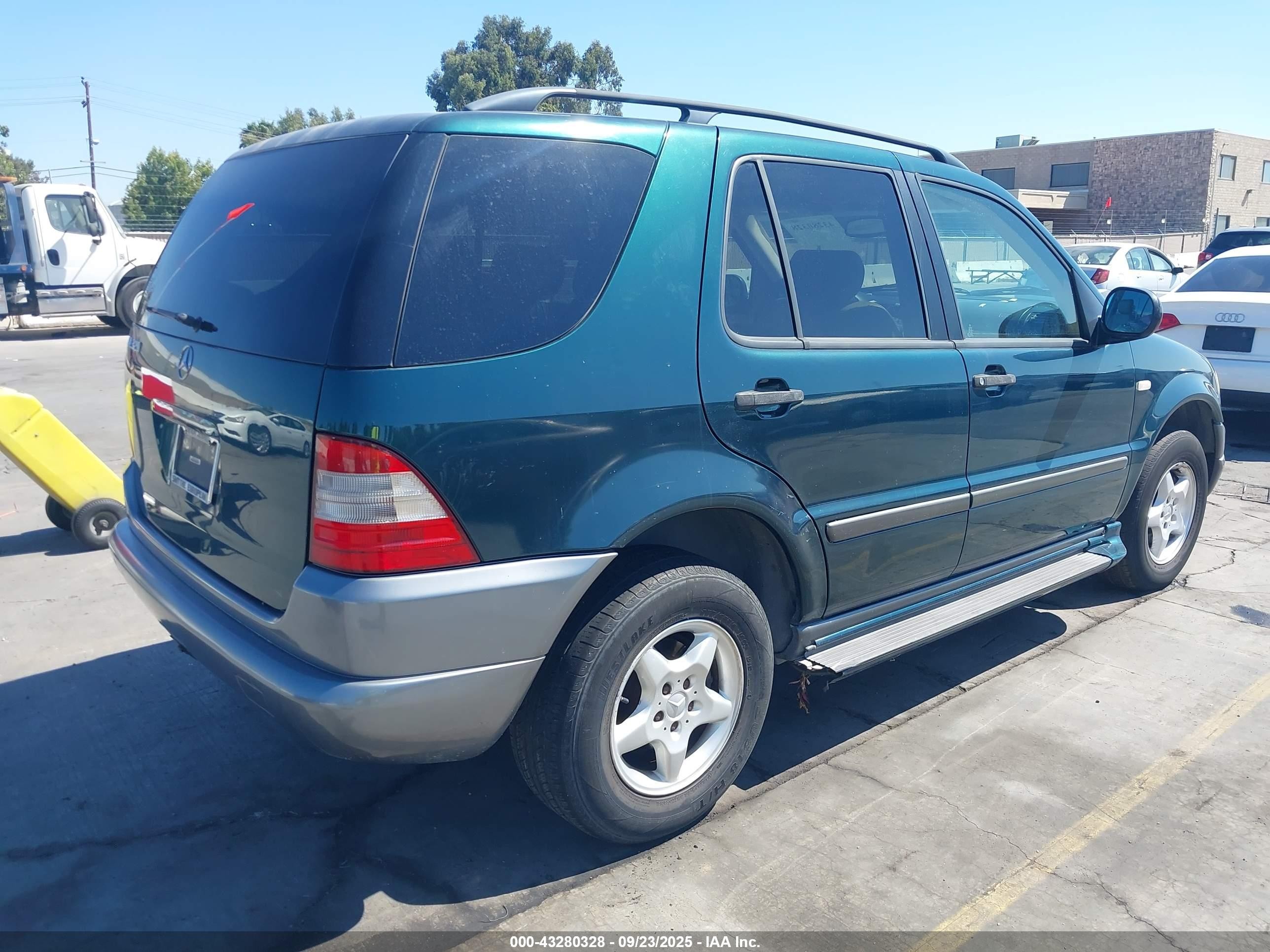 1999 Mercedes-benz Ml 320   Green vin: 4JGAB54E2XA143646