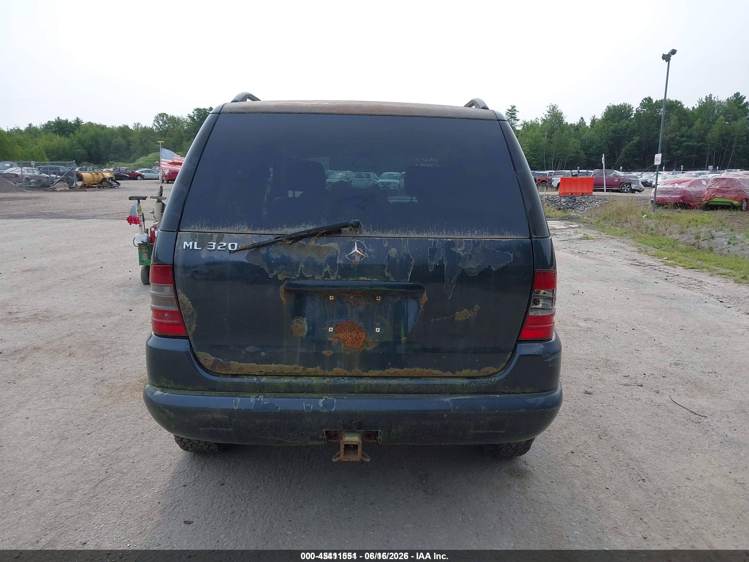 2000 Mercedes-benz Ml 320   Blue vin: 4JGAB54E2YA199149