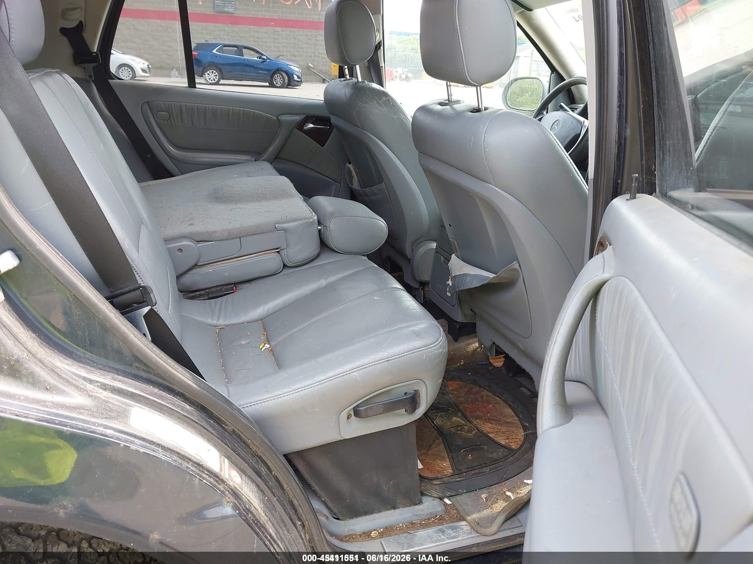 2000 Mercedes-benz Ml 320   Blue vin: 4JGAB54E2YA199149