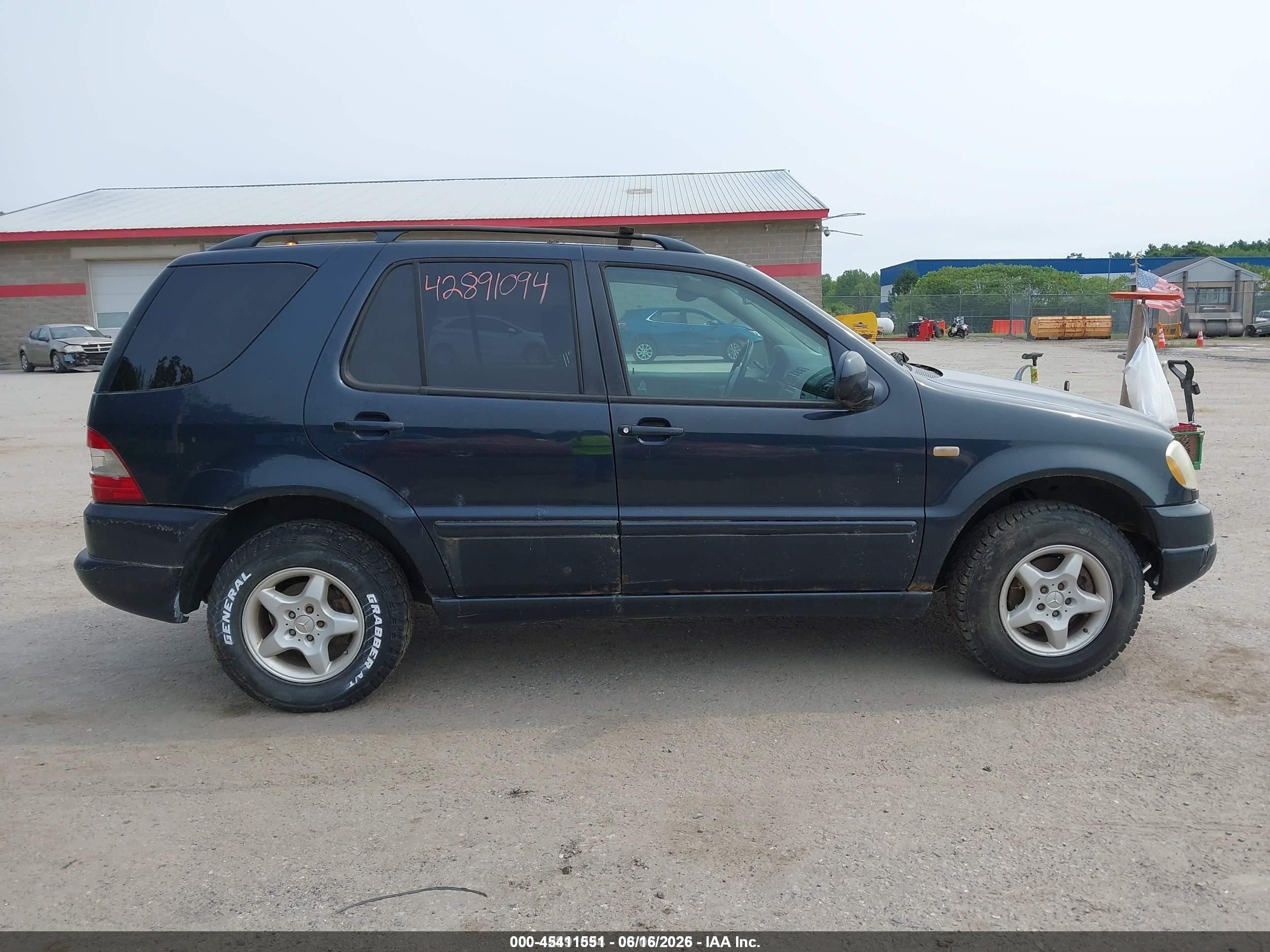 2000 Mercedes-benz Ml 320   Blue vin: 4JGAB54E2YA199149
