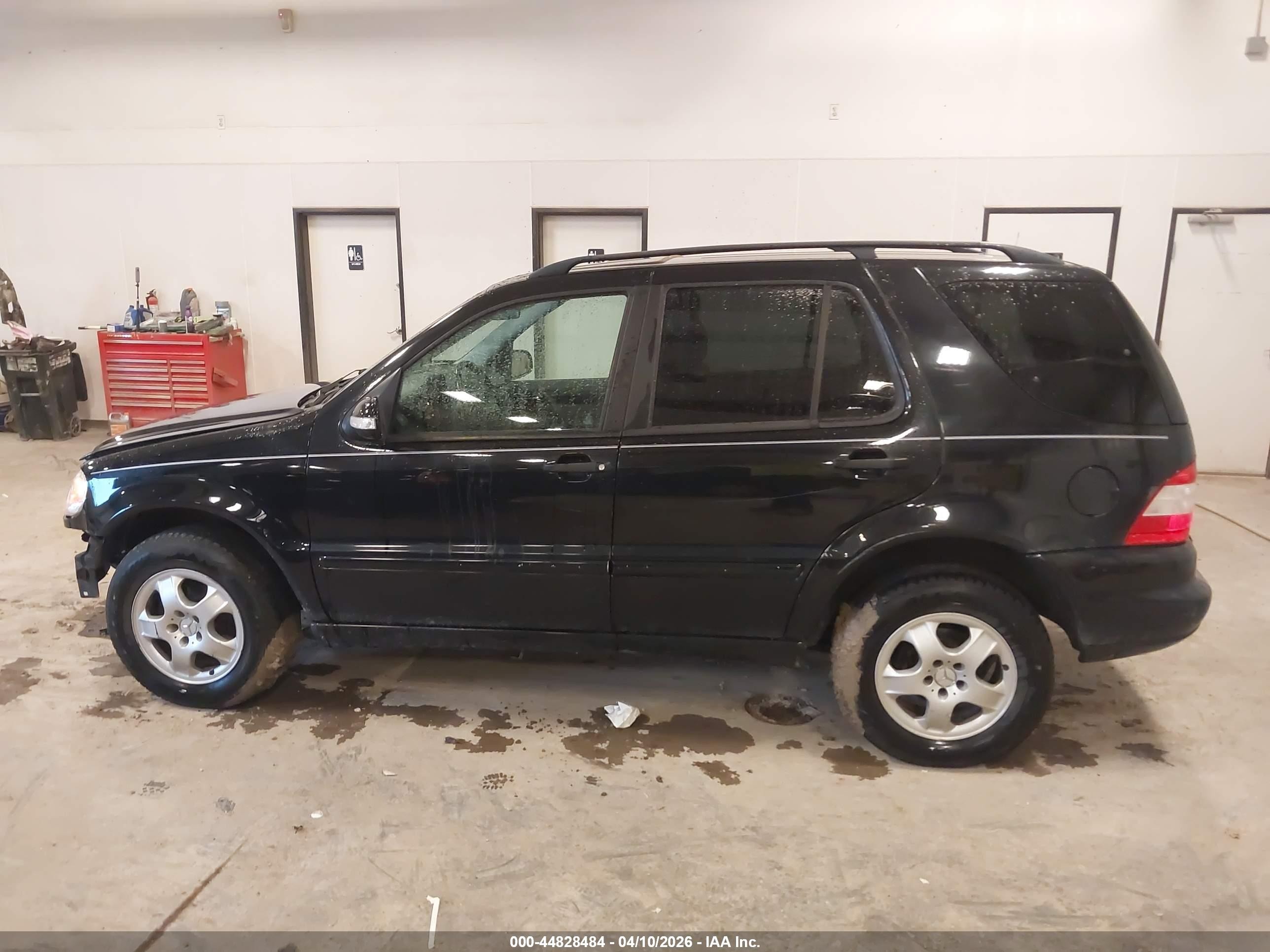 2003 Mercedes-benz Ml 320   Black vin: 4JGAB54E33A382102