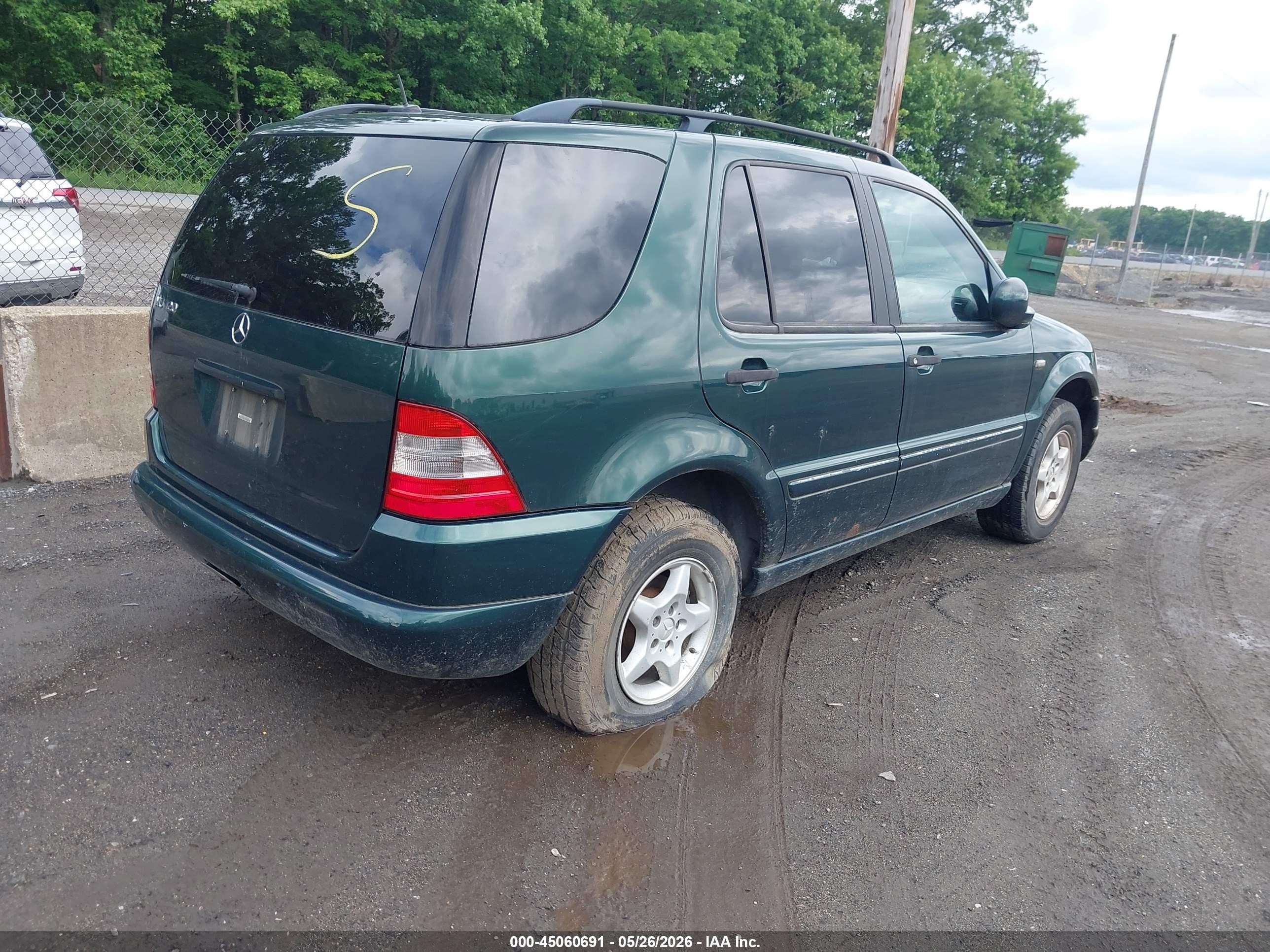 2000 Mercedes-benz Ml 320   Зеленый vin: 4JGAB54E3YA189486