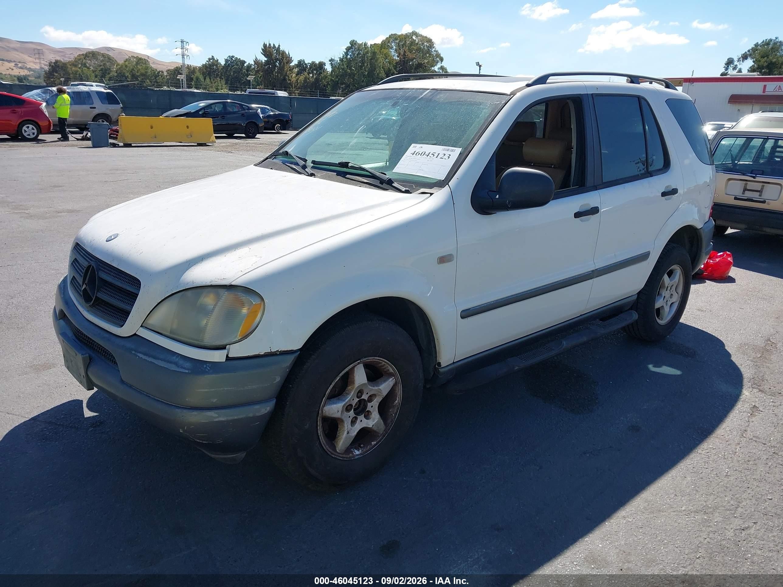 1999 Mercedes-benz Ml 320   White vin: 4JGAB54E4XA129358