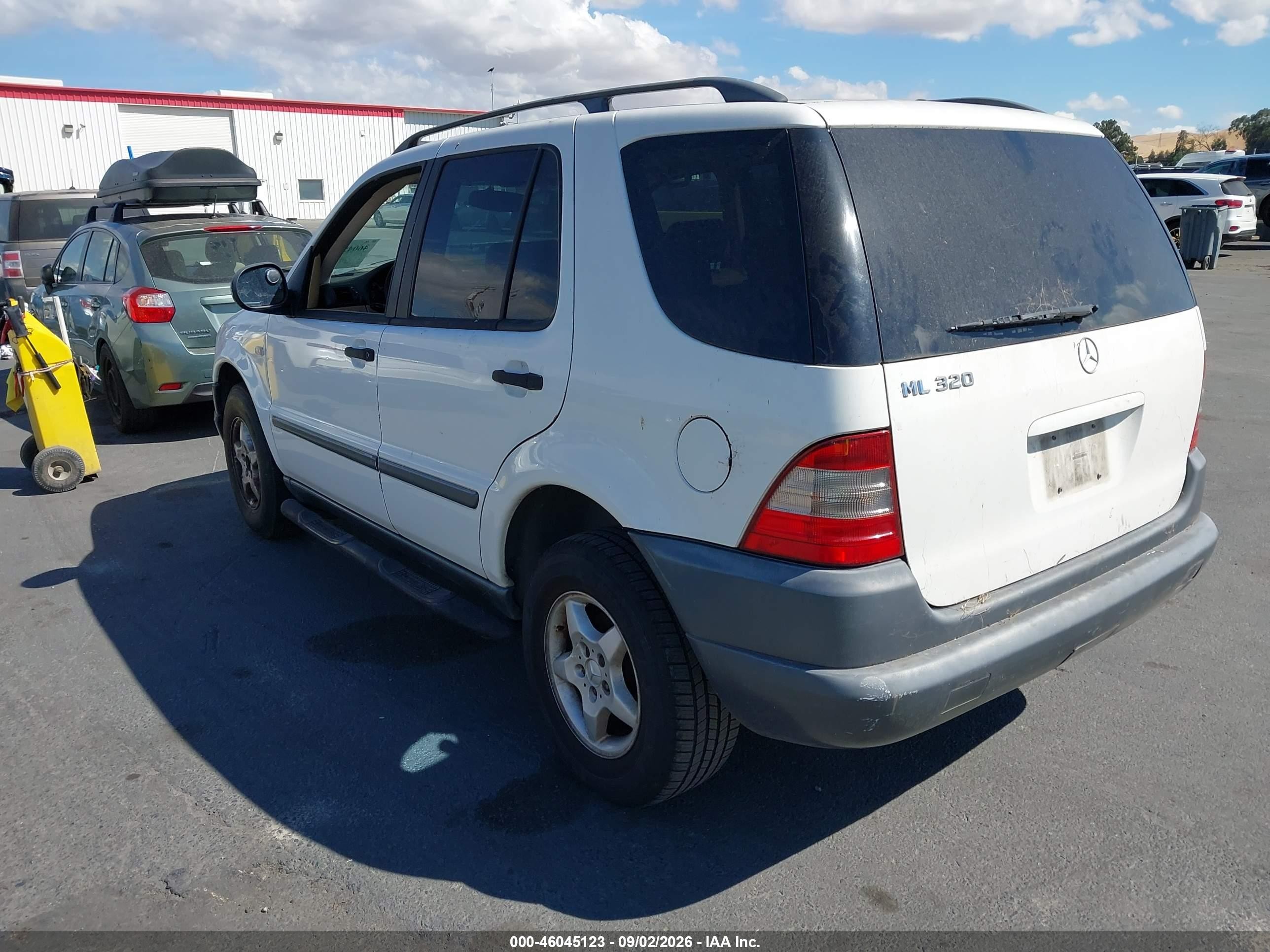 1999 Mercedes-benz Ml 320   White vin: 4JGAB54E4XA129358