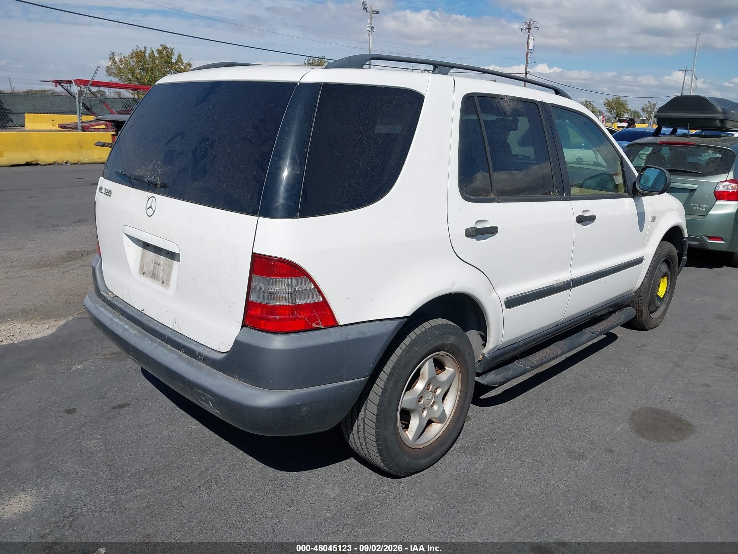 1999 Mercedes-benz Ml 320   White vin: 4JGAB54E4XA129358