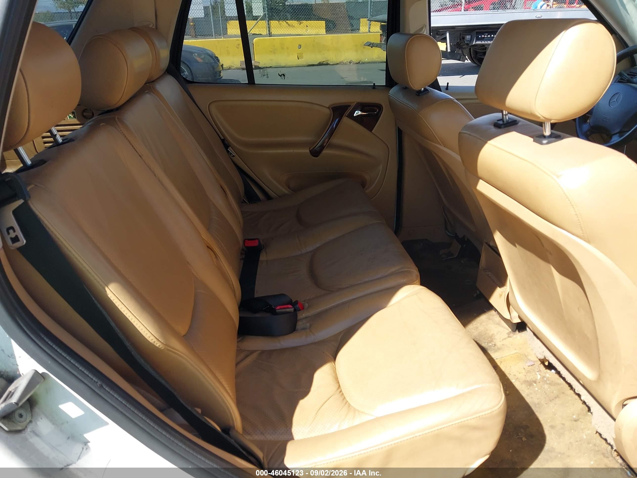 1999 Mercedes-benz Ml 320   White vin: 4JGAB54E4XA129358