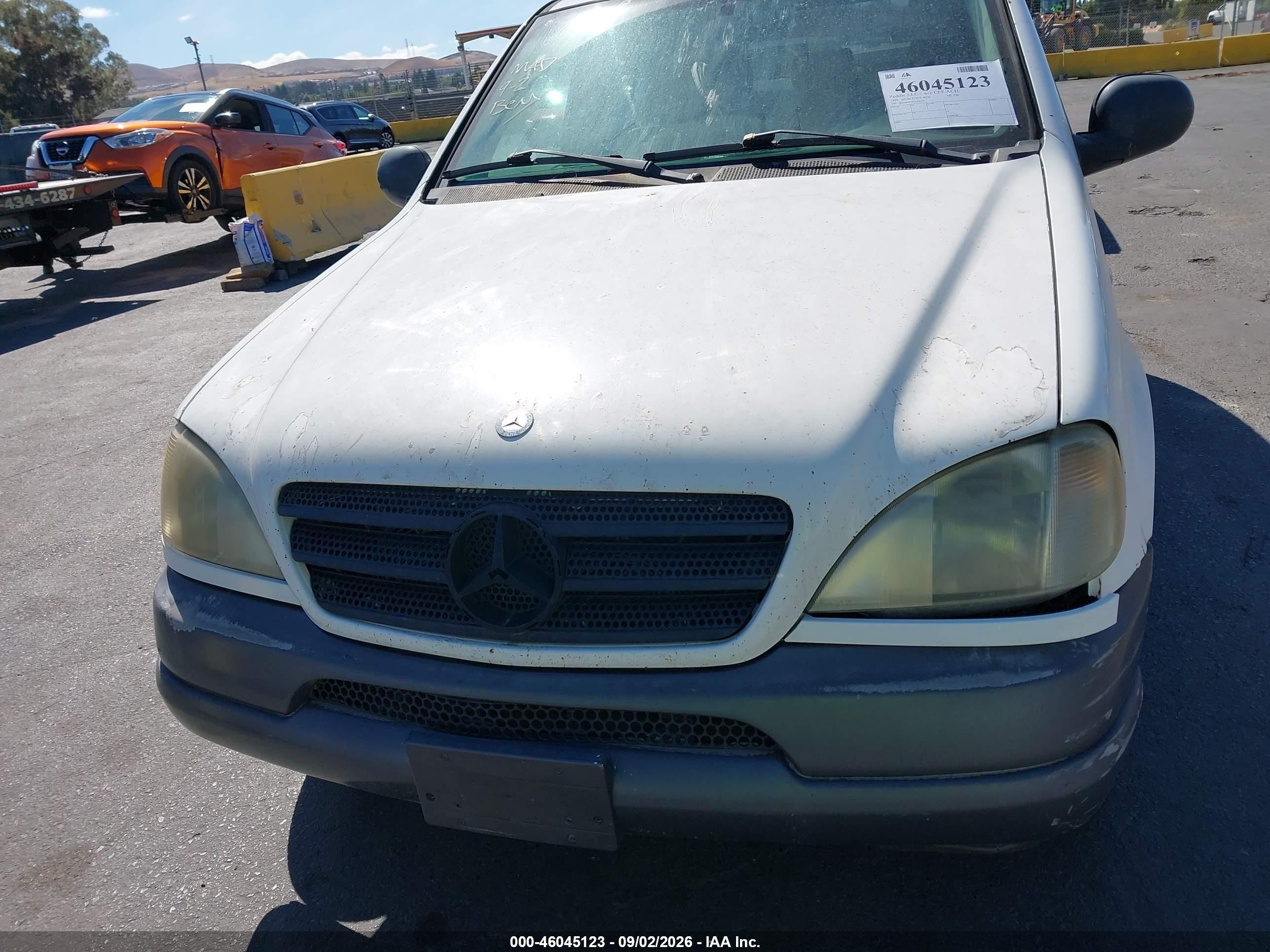 1999 Mercedes-benz Ml 320   White vin: 4JGAB54E4XA129358