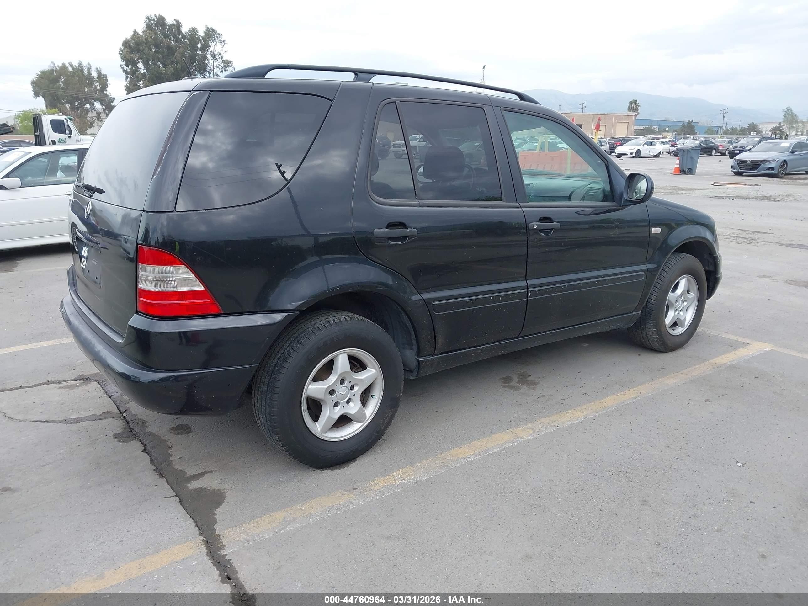 2001 Mercedes-benz Ml 320   Black vin: 4JGAB54E51A276568