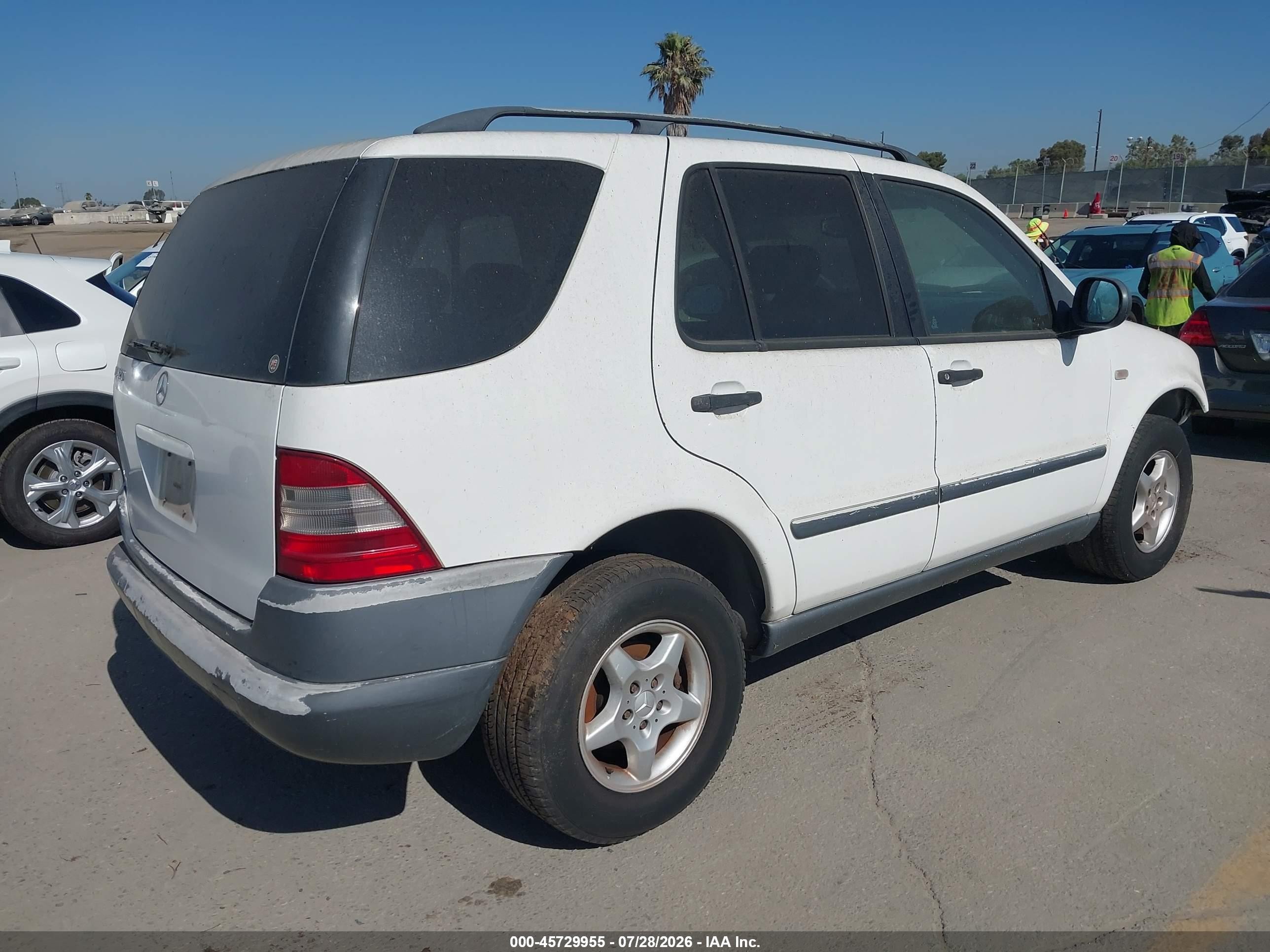 1999 Mercedes-benz Ml 320   White vin: 4JGAB54E5XA143785