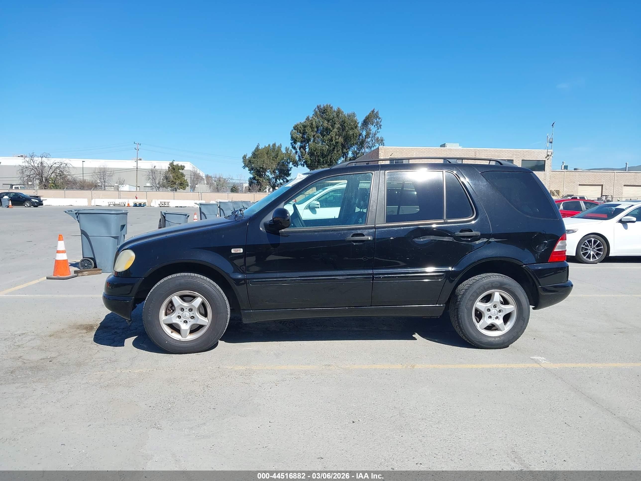 2001 Mercedes-benz Ml 320   Black vin: 4JGAB54E61A264574