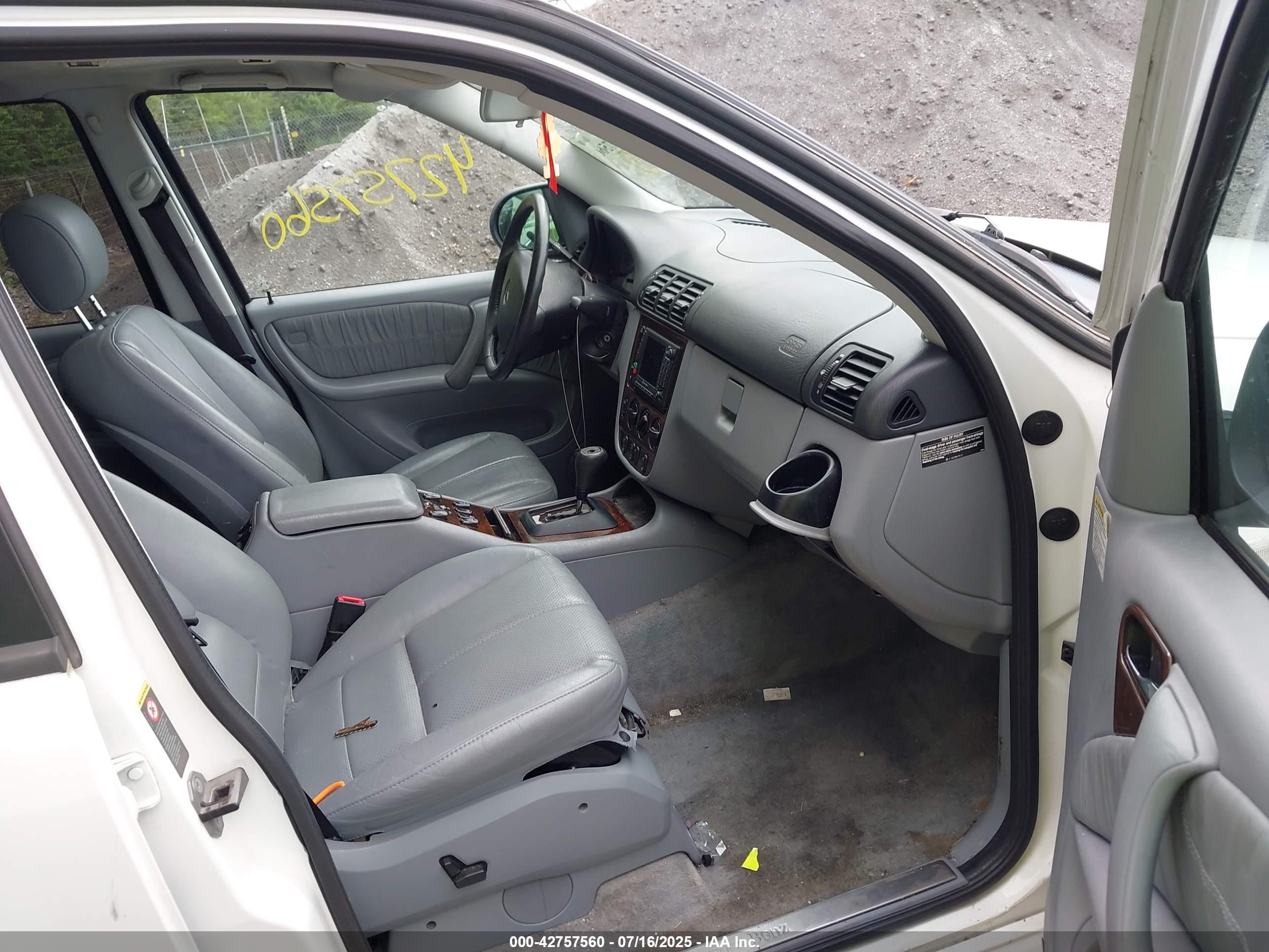 2001 Mercedes-benz Ml 320   White vin: 4JGAB54E71A249100