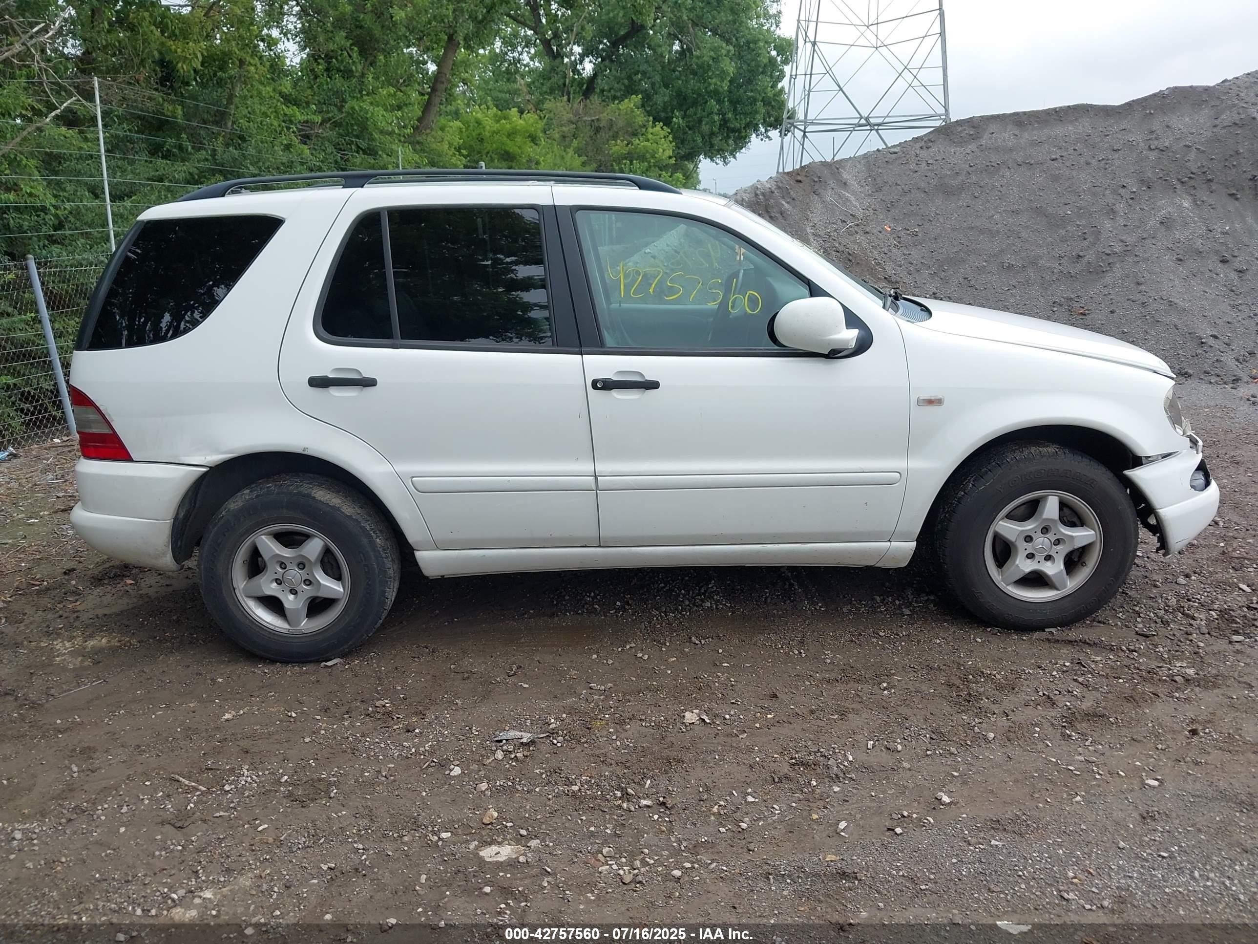 2001 Mercedes-benz Ml 320   White vin: 4JGAB54E71A249100