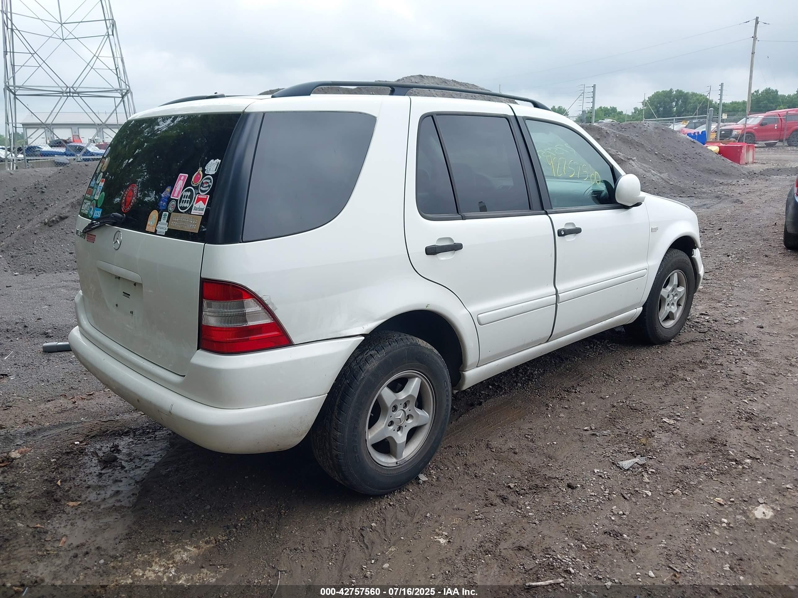 2001 Mercedes-benz Ml 320   White vin: 4JGAB54E71A249100