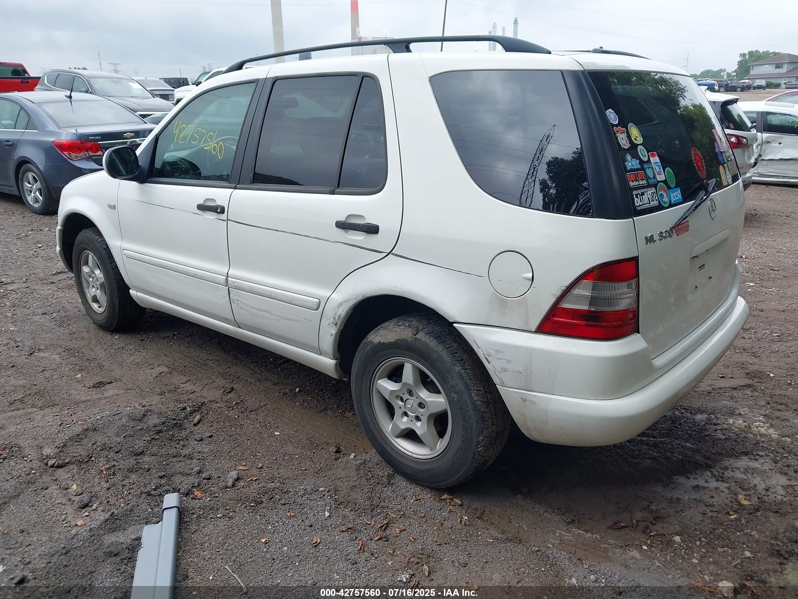 2001 Mercedes-benz Ml 320   White vin: 4JGAB54E71A249100