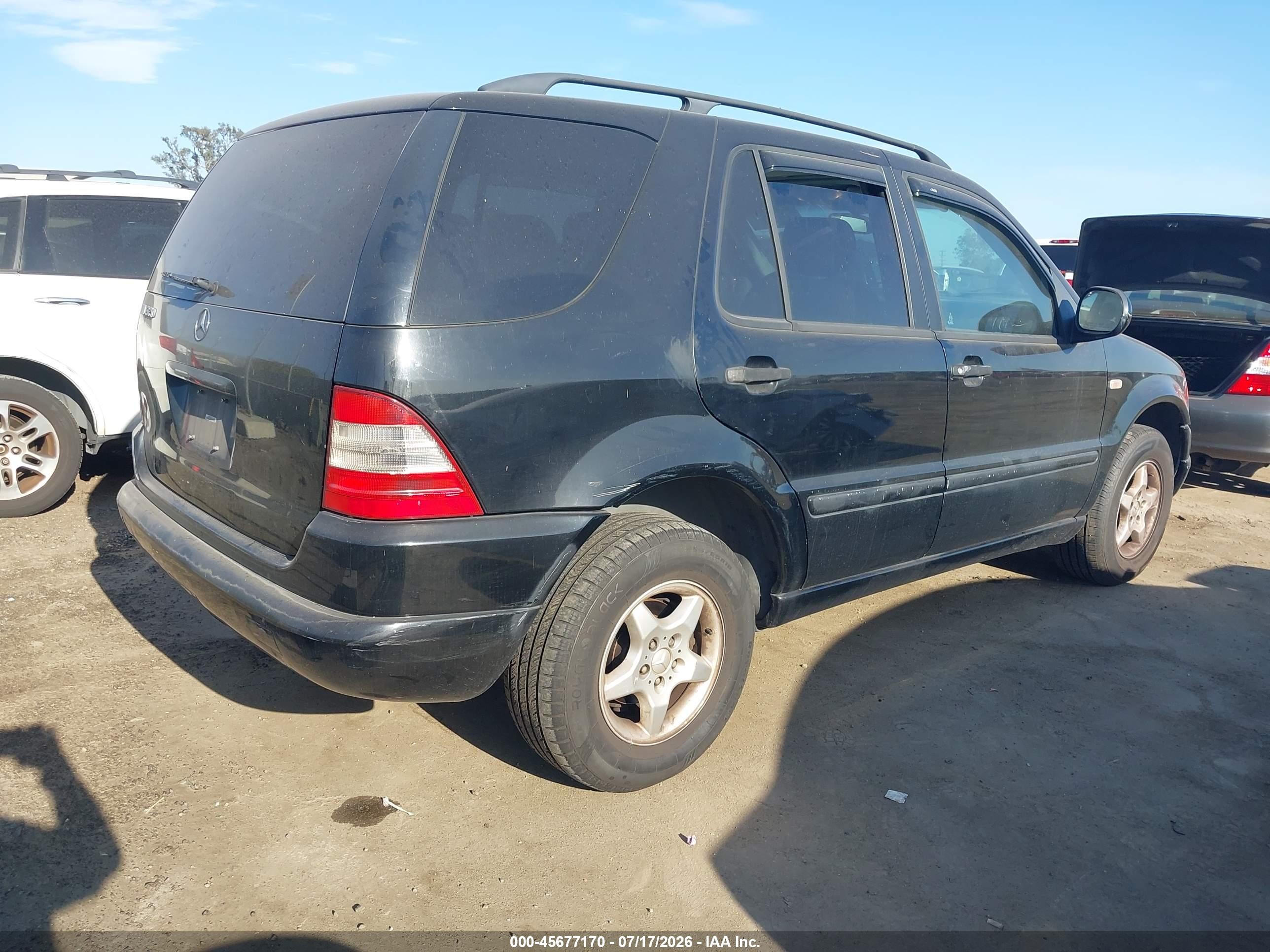 2000 Mercedes-benz Ml 320 Black vin: 4JGAB54E8YA161957