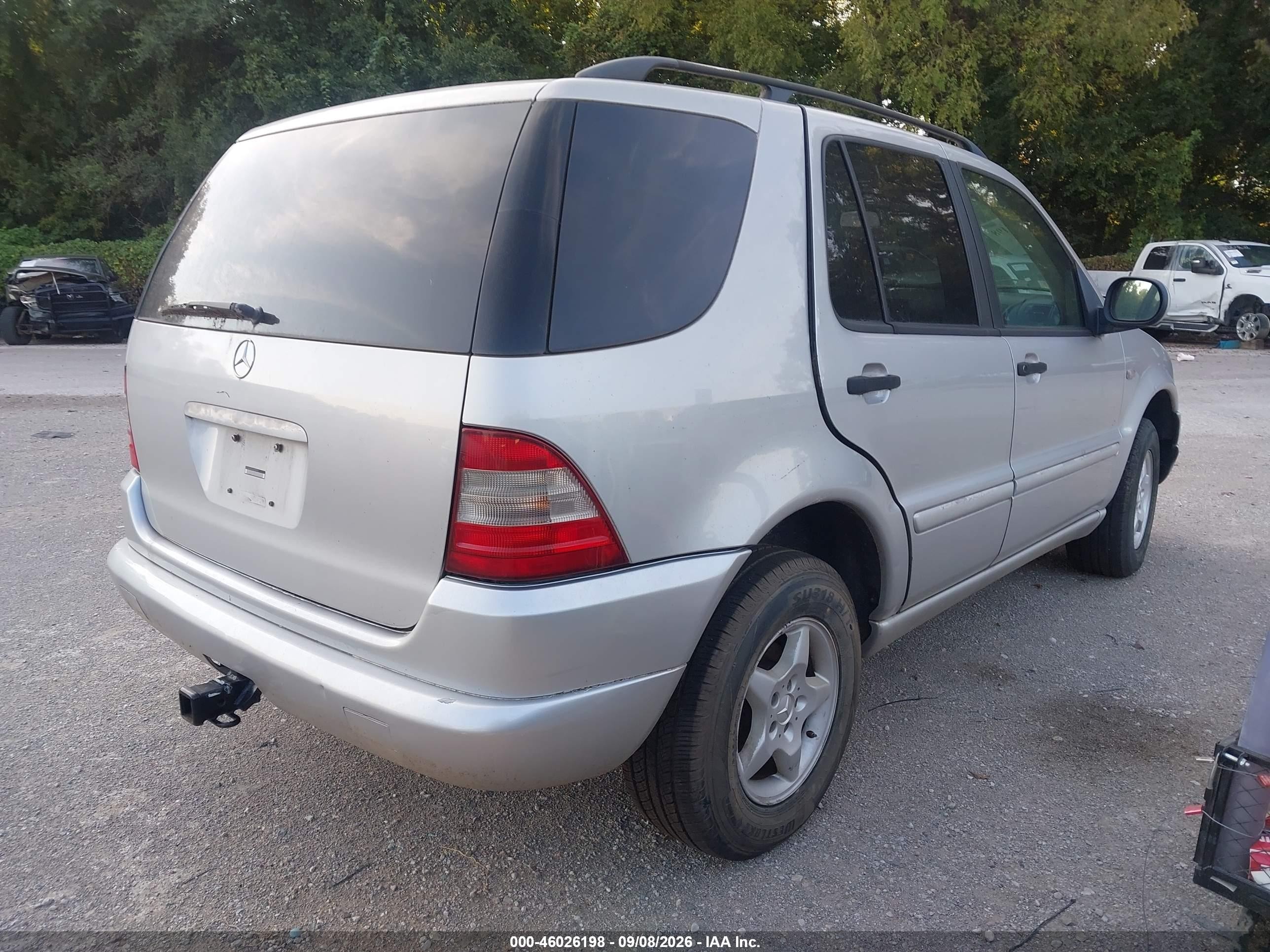 2000 Mercedes-benz Ml 320   Silver vin: 4JGAB54E8YA189919