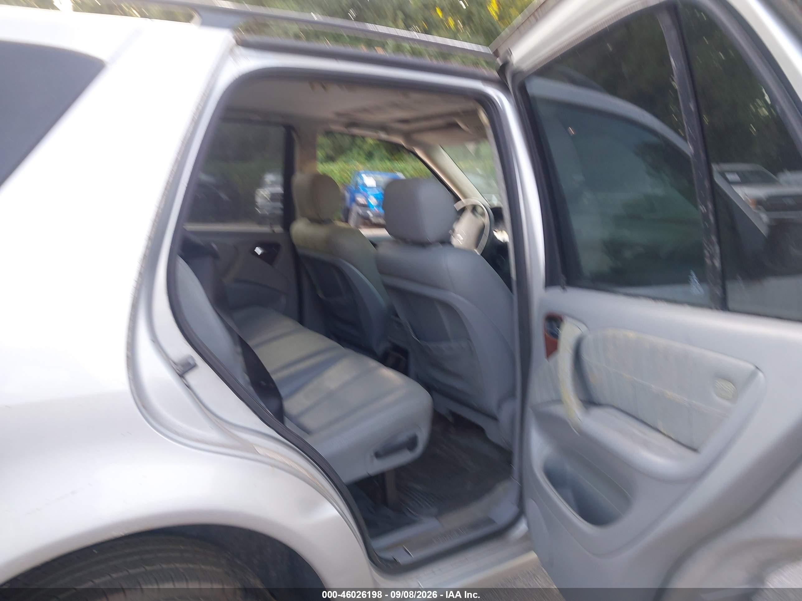 2000 Mercedes-benz Ml 320   Silver vin: 4JGAB54E8YA189919