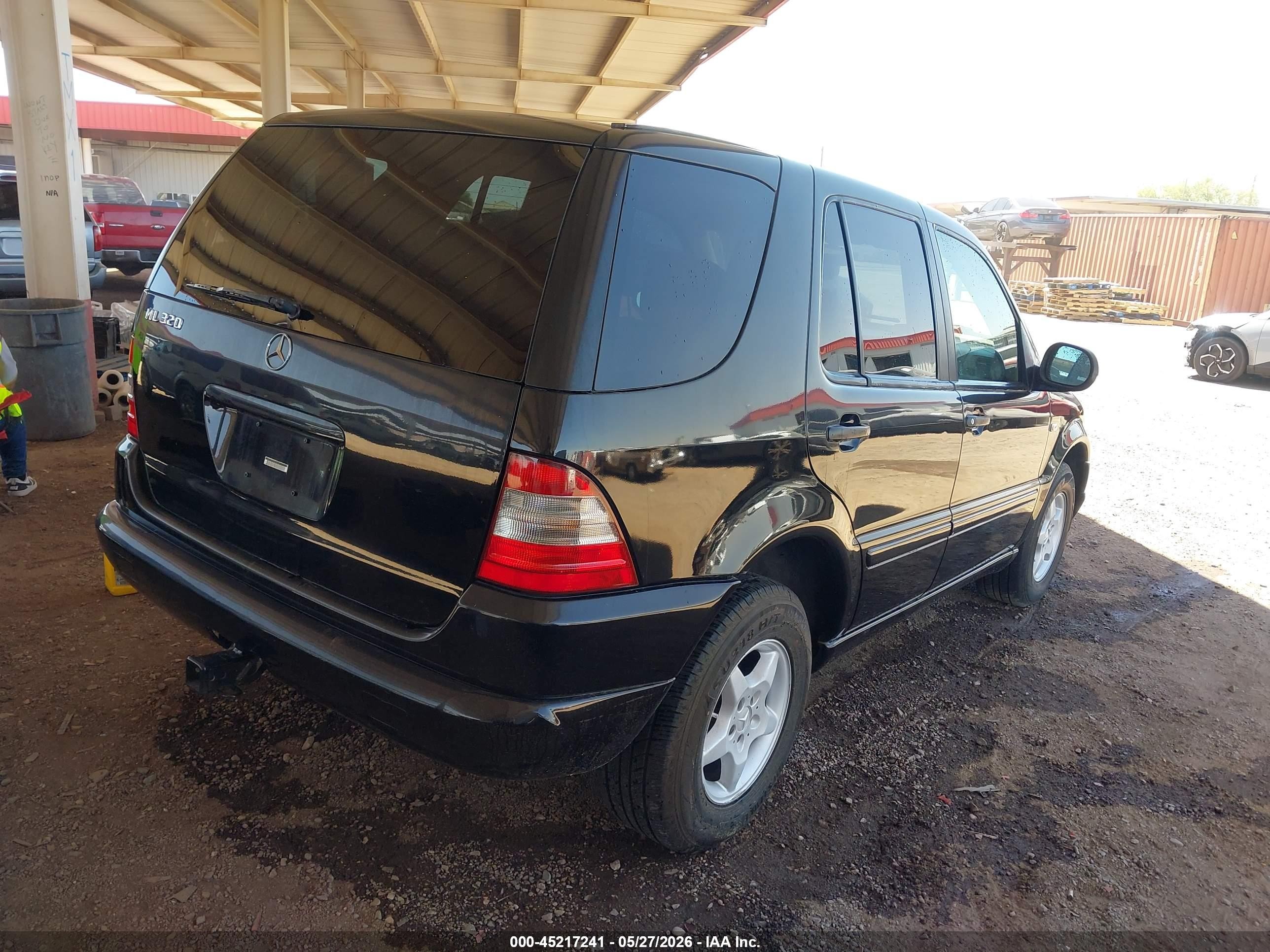 2000 Mercedes-benz Ml 320   Black vin: 4JGAB54E9YA212818