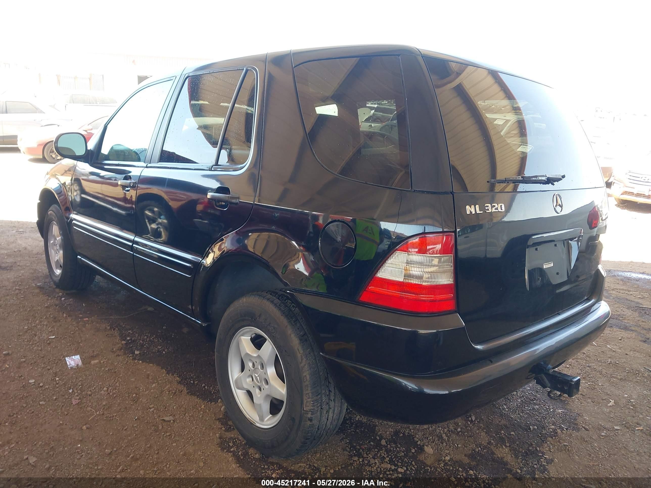 2000 Mercedes-benz Ml 320   Black vin: 4JGAB54E9YA212818