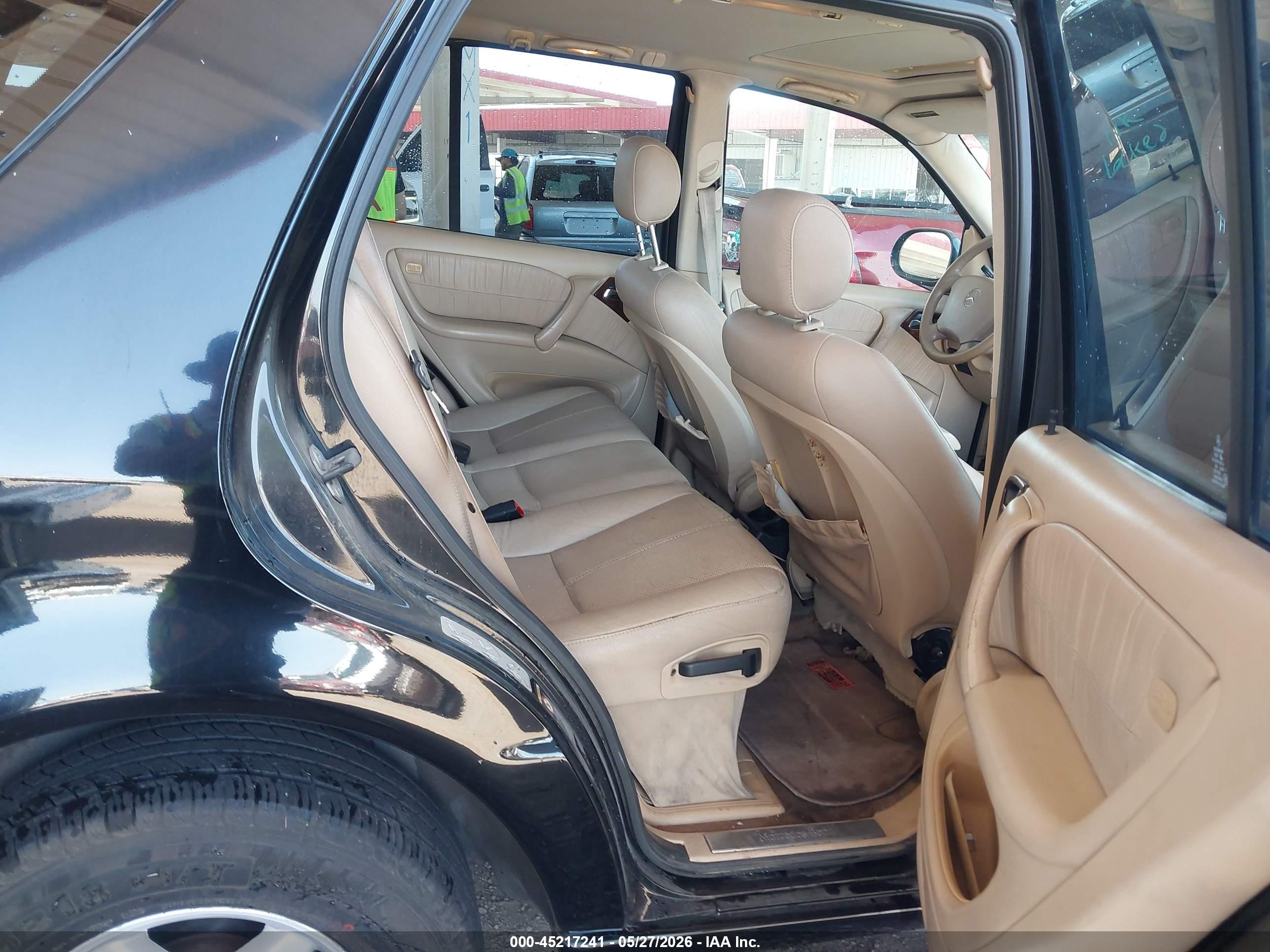 2000 Mercedes-benz Ml 320   Black vin: 4JGAB54E9YA212818