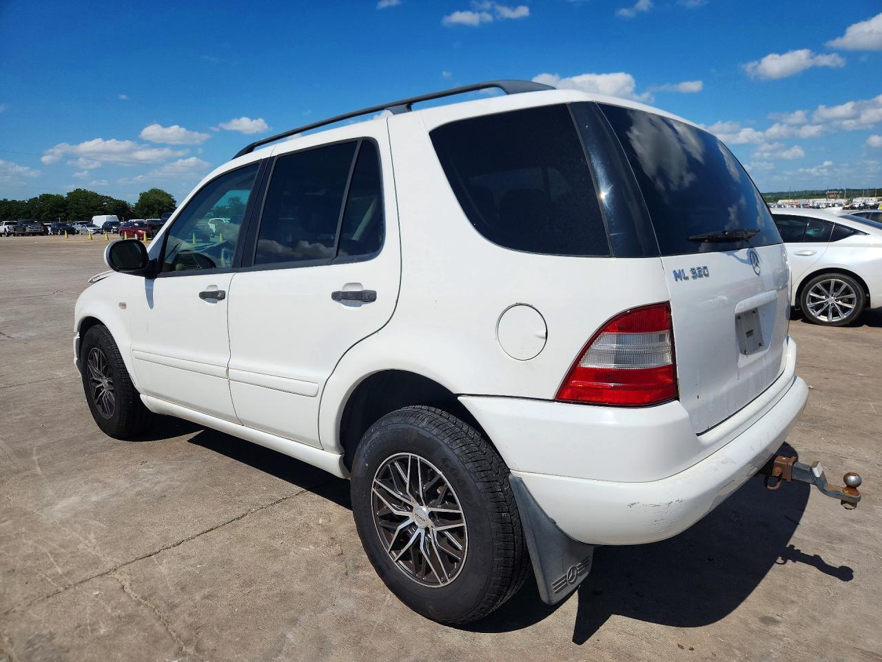 2000 Mercedes-benz Ml 320 White vin: 4JGAB54EXYA193969