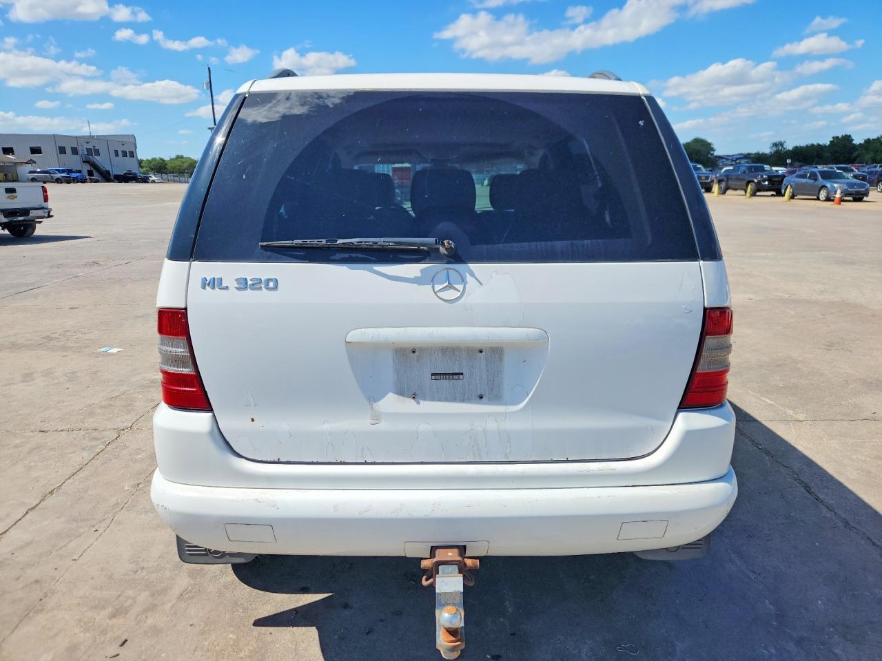 2000 Mercedes-benz Ml 320 White vin: 4JGAB54EXYA193969